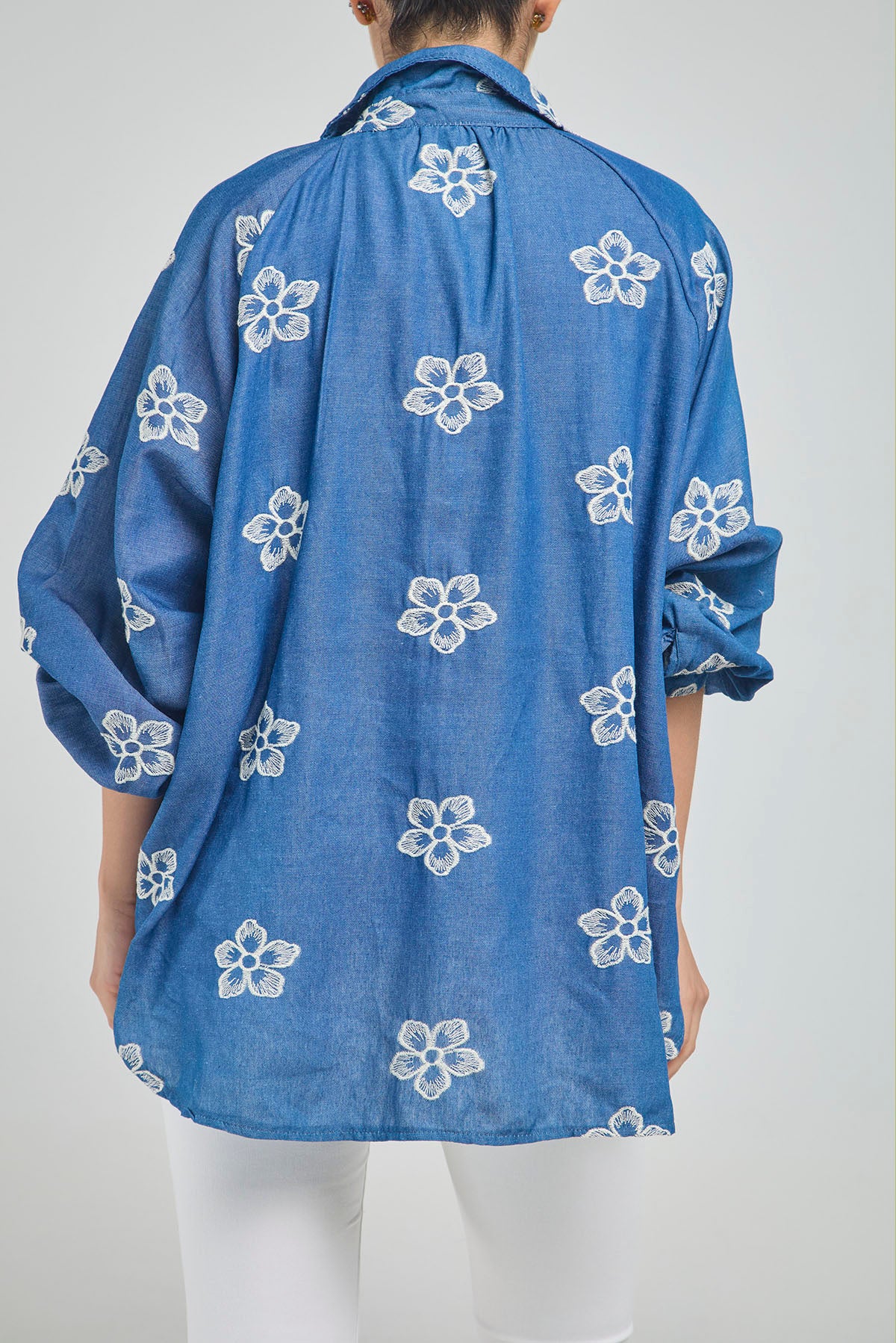 BLUSA CUELLO CAMISERO PERILLA INTERNA Y FLORES BORDADAS