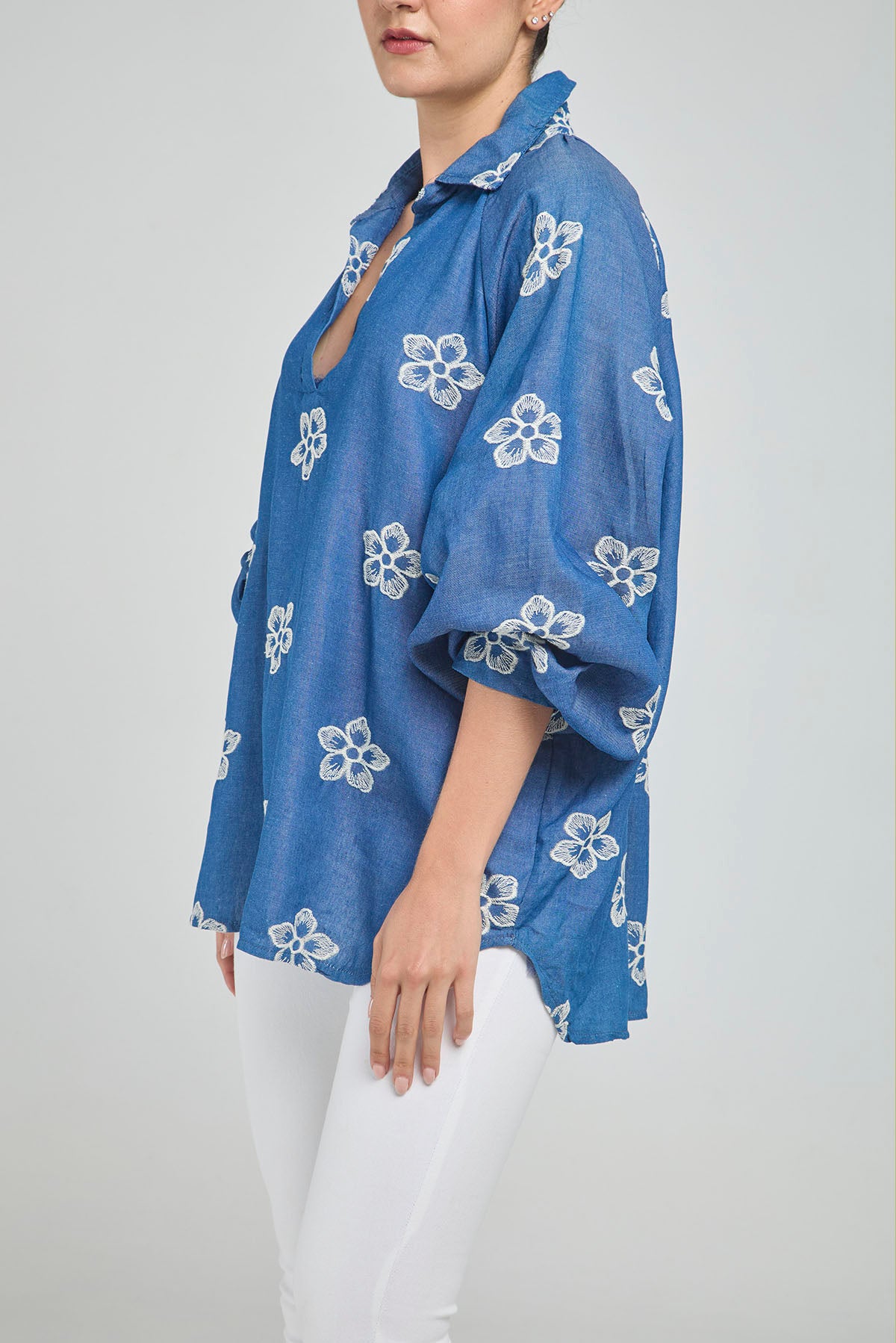 BLUSA CUELLO CAMISERO PERILLA INTERNA Y FLORES BORDADAS