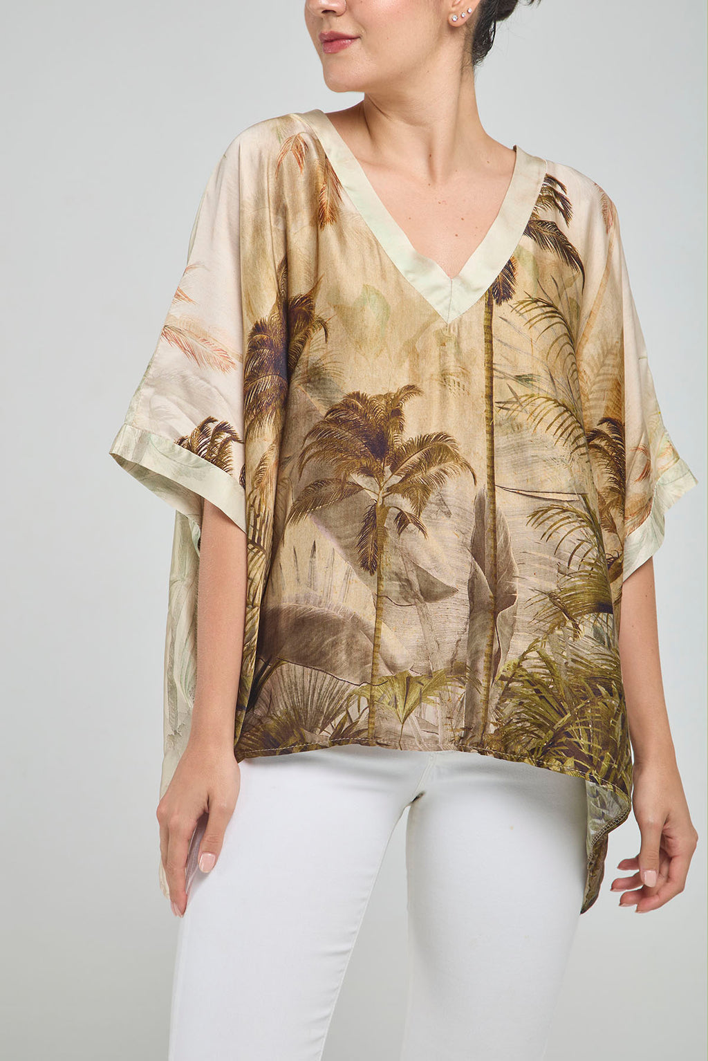 BLUSA CUELLO EN V DE SEDA ESTAMPADA DE PALMERAS