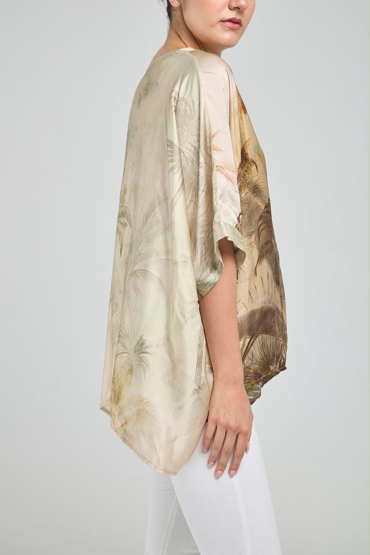 BLUSA CUELLO EN V DE SEDA ESTAMPADA DE PALMERAS
