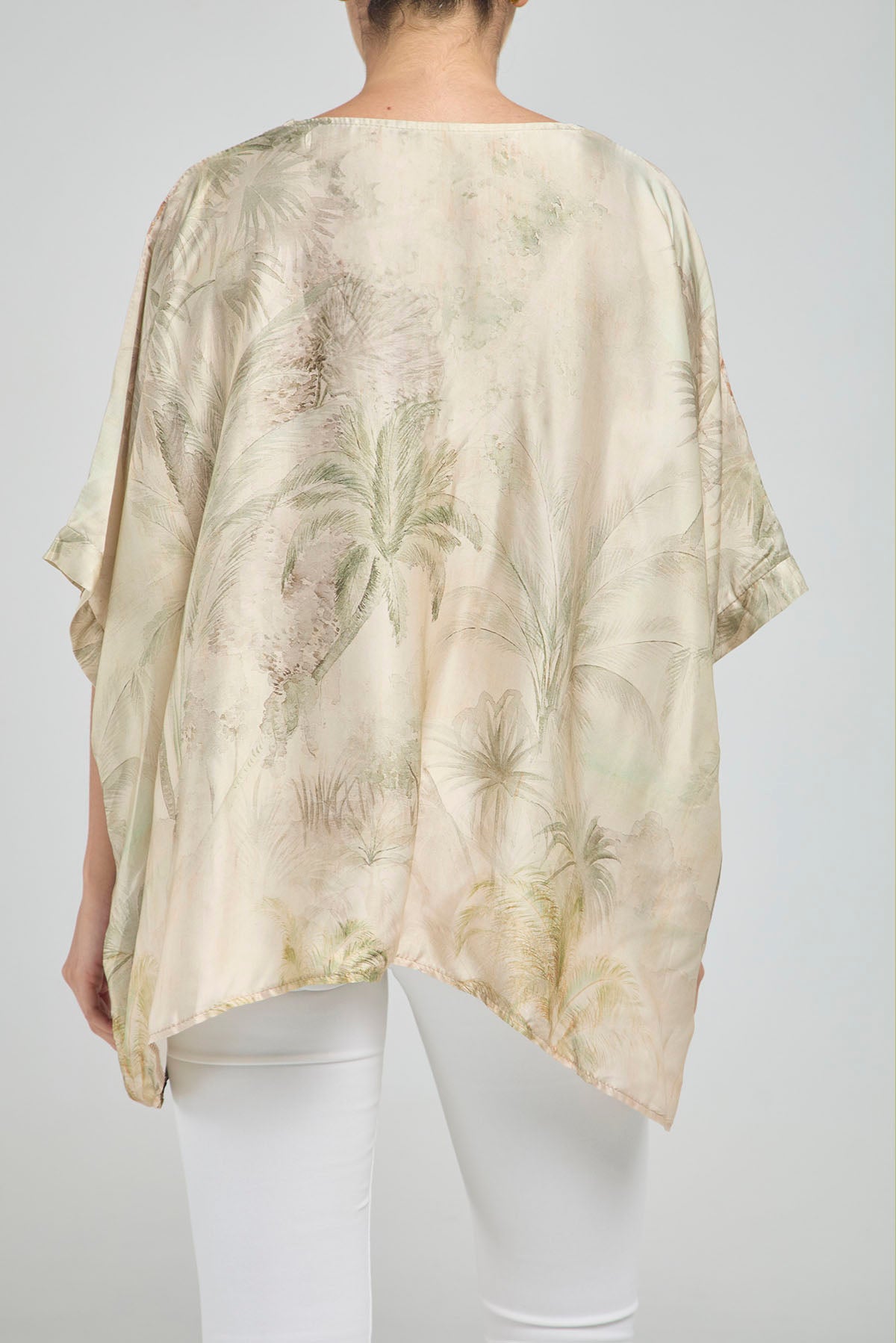BLUSA CUELLO EN V DE SEDA ESTAMPADA DE PALMERAS