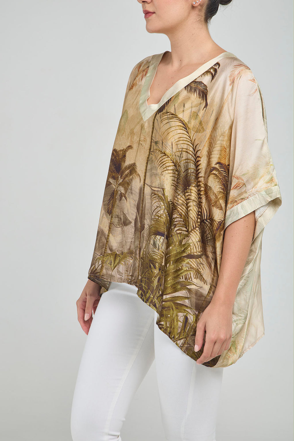 BLUSA CUELLO EN V DE SEDA ESTAMPADA DE PALMERAS
