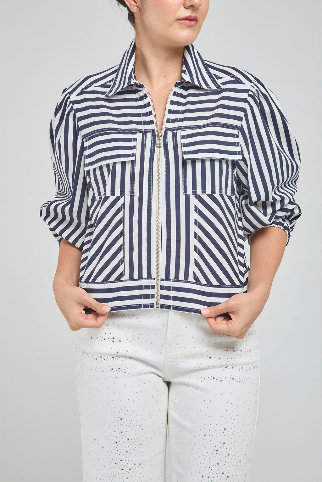 CHAQUETA CORTA RAYAS CIERRE CUELLO CAMISERO  MANGA RESORTE