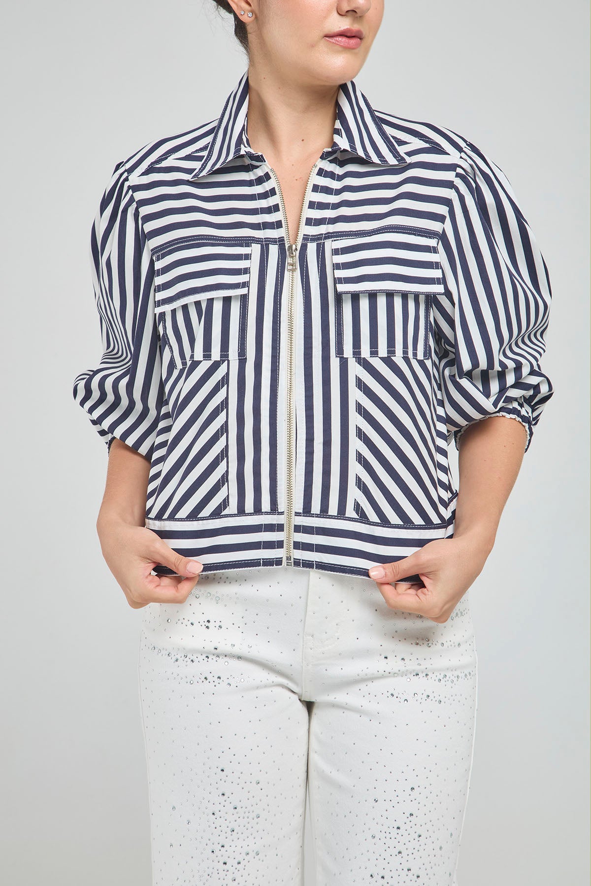 CHAQUETA CORTA RAYAS CIERRE CUELLO CAMISERO  MANGA RESORTE