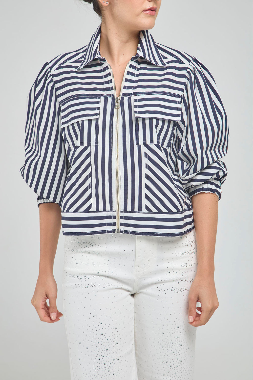 CHAQUETA CORTA RAYAS CIERRE CUELLO CAMISERO  MANGA RESORTE