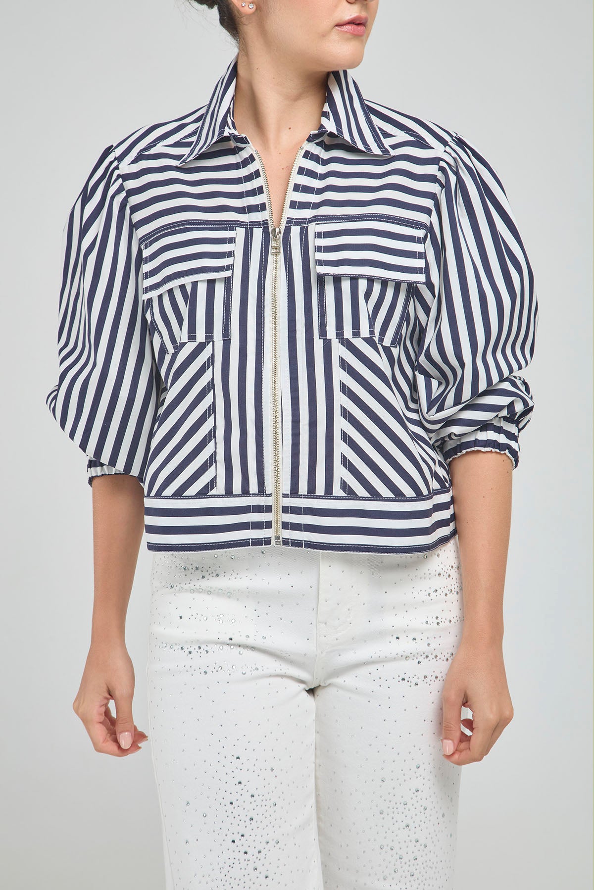CHAQUETA CORTA RAYAS CIERRE CUELLO CAMISERO  MANGA RESORTE