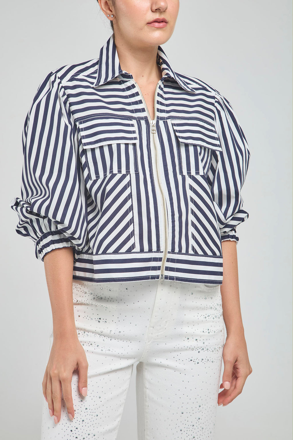 CHAQUETA CORTA RAYAS CIERRE CUELLO CAMISERO  MANGA RESORTE