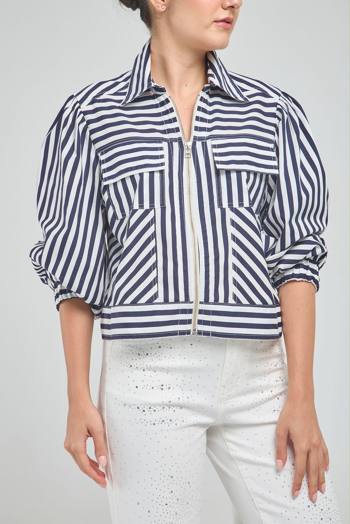 CHAQUETA CORTA RAYAS CIERRE CUELLO CAMISERO  MANGA RESORTE