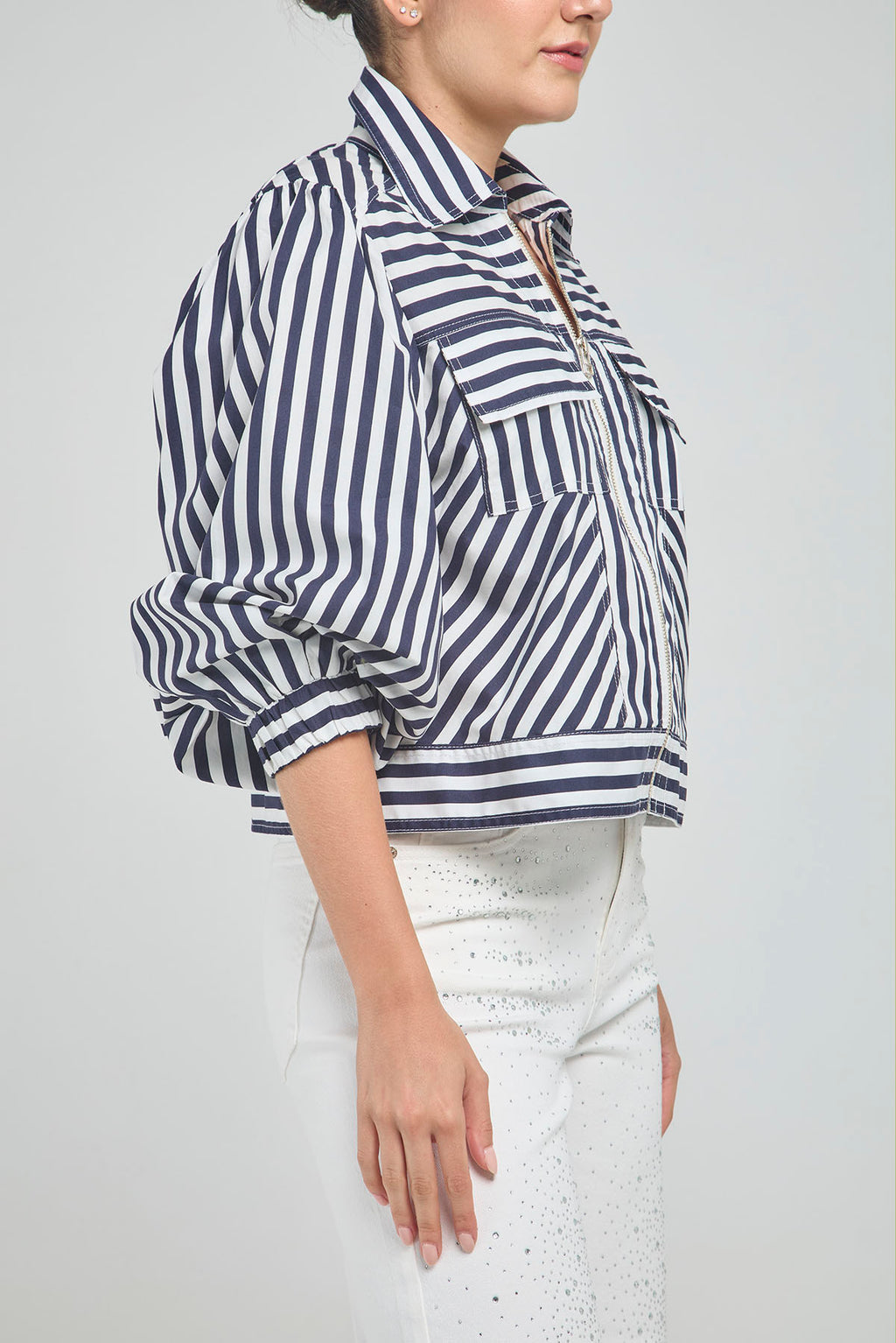 CHAQUETA CORTA RAYAS CIERRE CUELLO CAMISERO  MANGA RESORTE