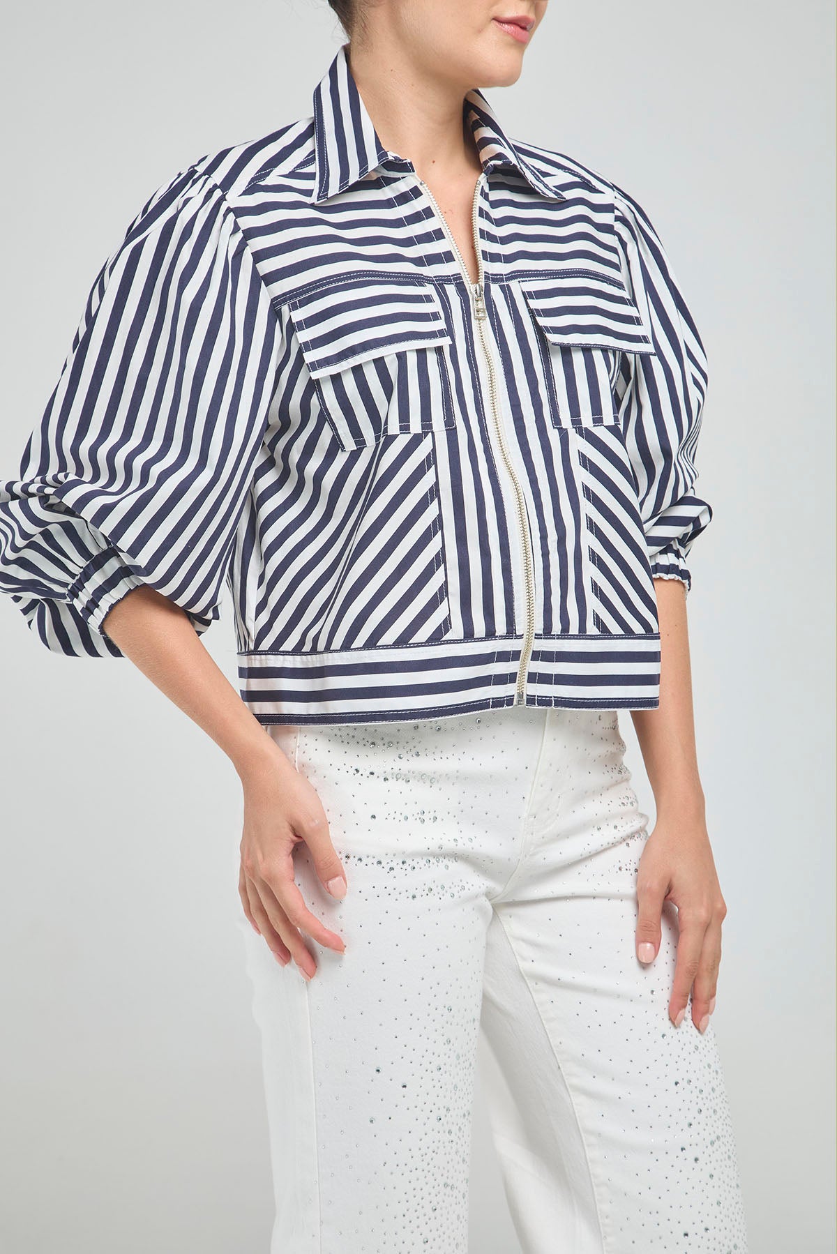 CHAQUETA CORTA RAYAS CIERRE CUELLO CAMISERO  MANGA RESORTE