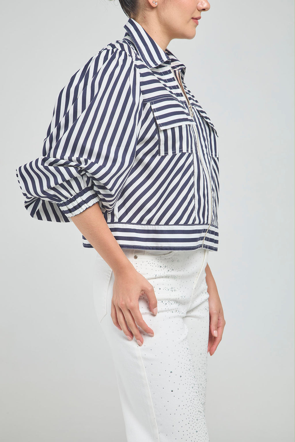 CHAQUETA CORTA RAYAS CIERRE CUELLO CAMISERO  MANGA RESORTE