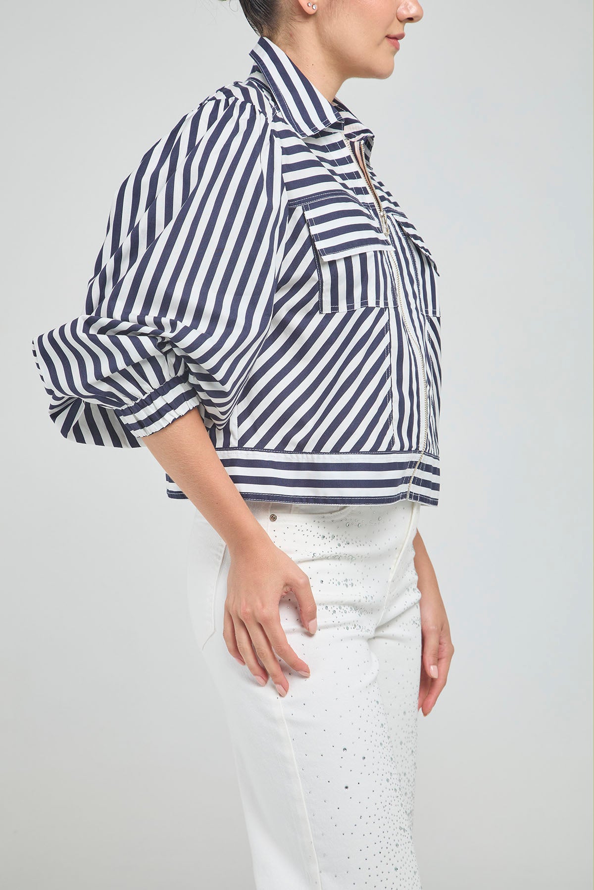 CHAQUETA CORTA RAYAS CIERRE CUELLO CAMISERO  MANGA RESORTE