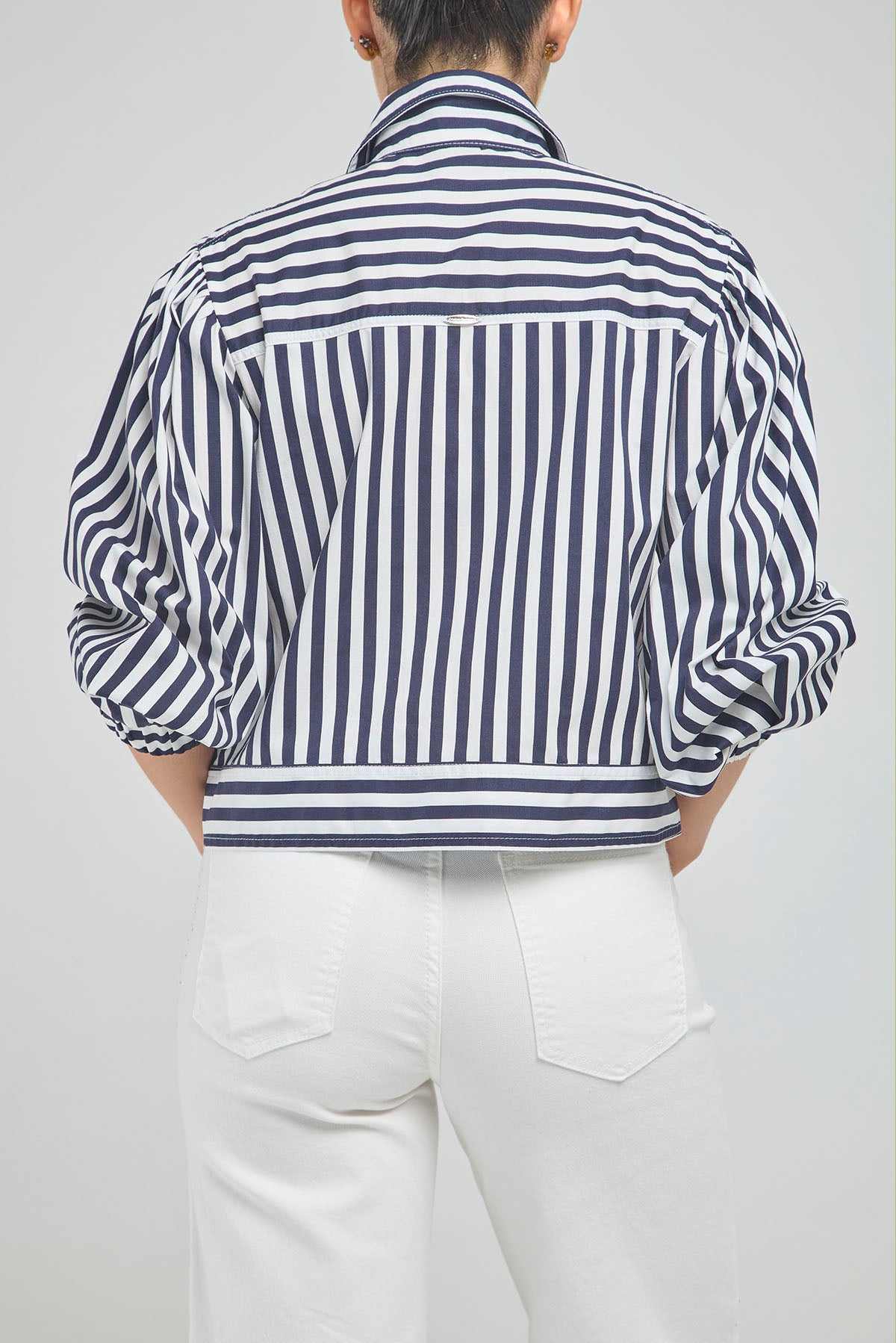 CHAQUETA CORTA RAYAS CIERRE CUELLO CAMISERO  MANGA RESORTE