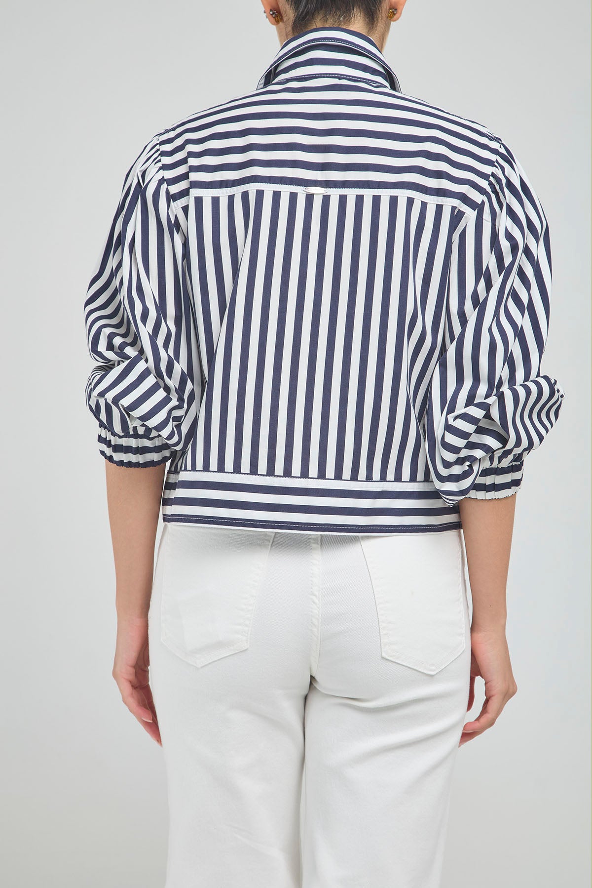 CHAQUETA CORTA RAYAS CIERRE CUELLO CAMISERO  MANGA RESORTE