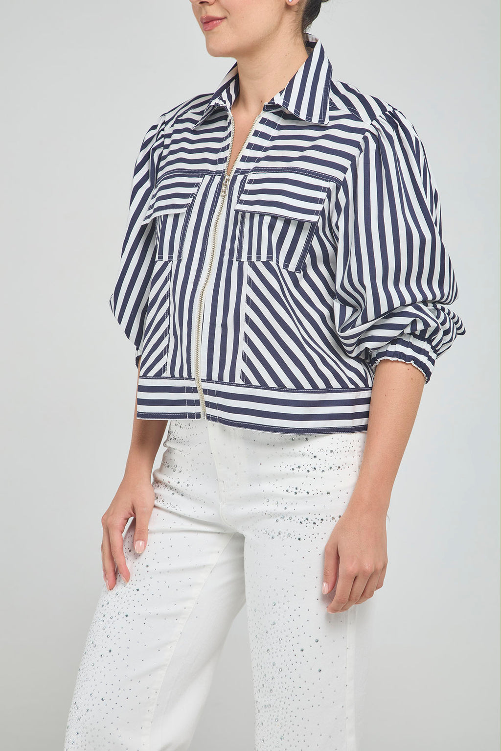 CHAQUETA CORTA RAYAS CIERRE CUELLO CAMISERO  MANGA RESORTE