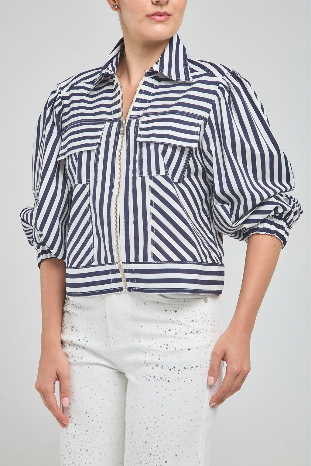 CHAQUETA CORTA RAYAS CIERRE CUELLO CAMISERO  MANGA RESORTE