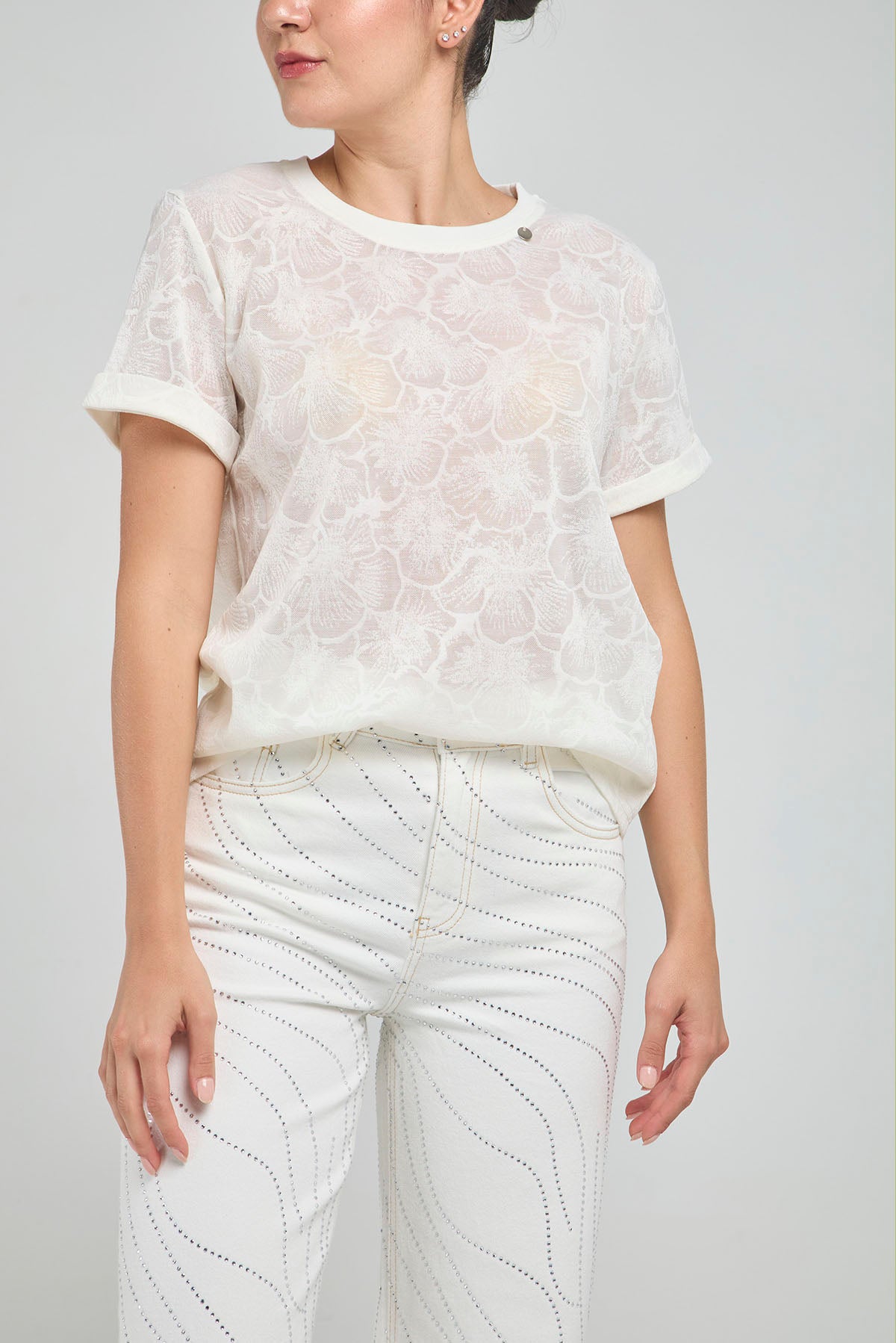 CAMISETA BASICA TEJIDA HILO FLORES CUELLO REDONDO  MANGA CORTA