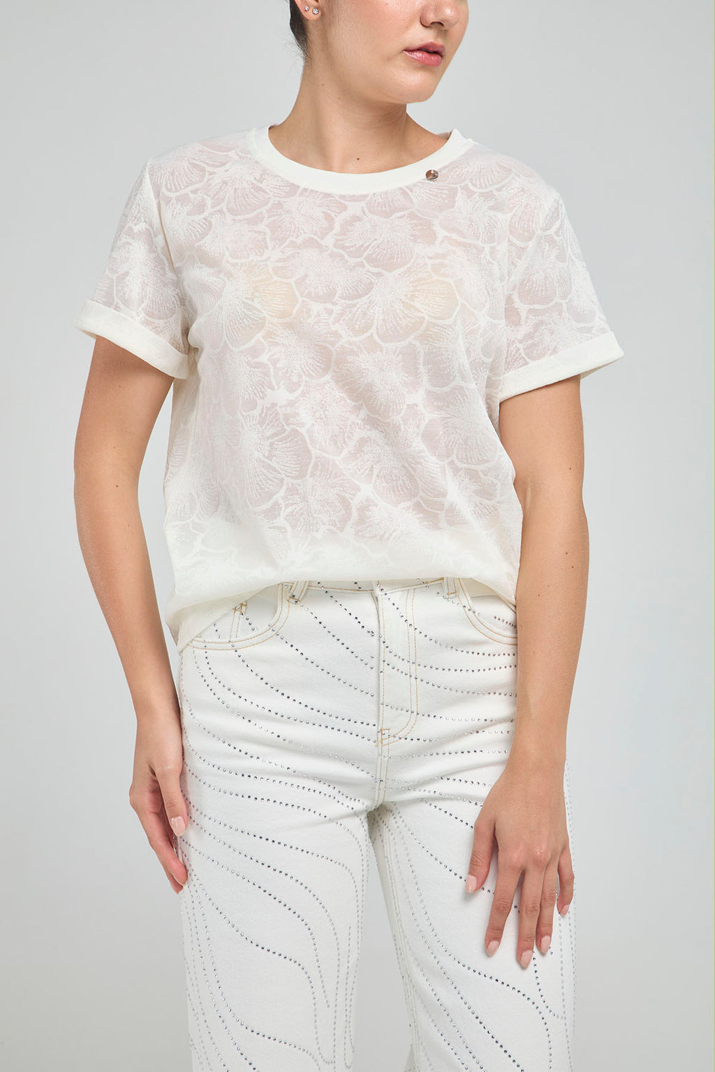 CAMISETA BASICA TEJIDA HILO FLORES CUELLO REDONDO  MANGA CORTA