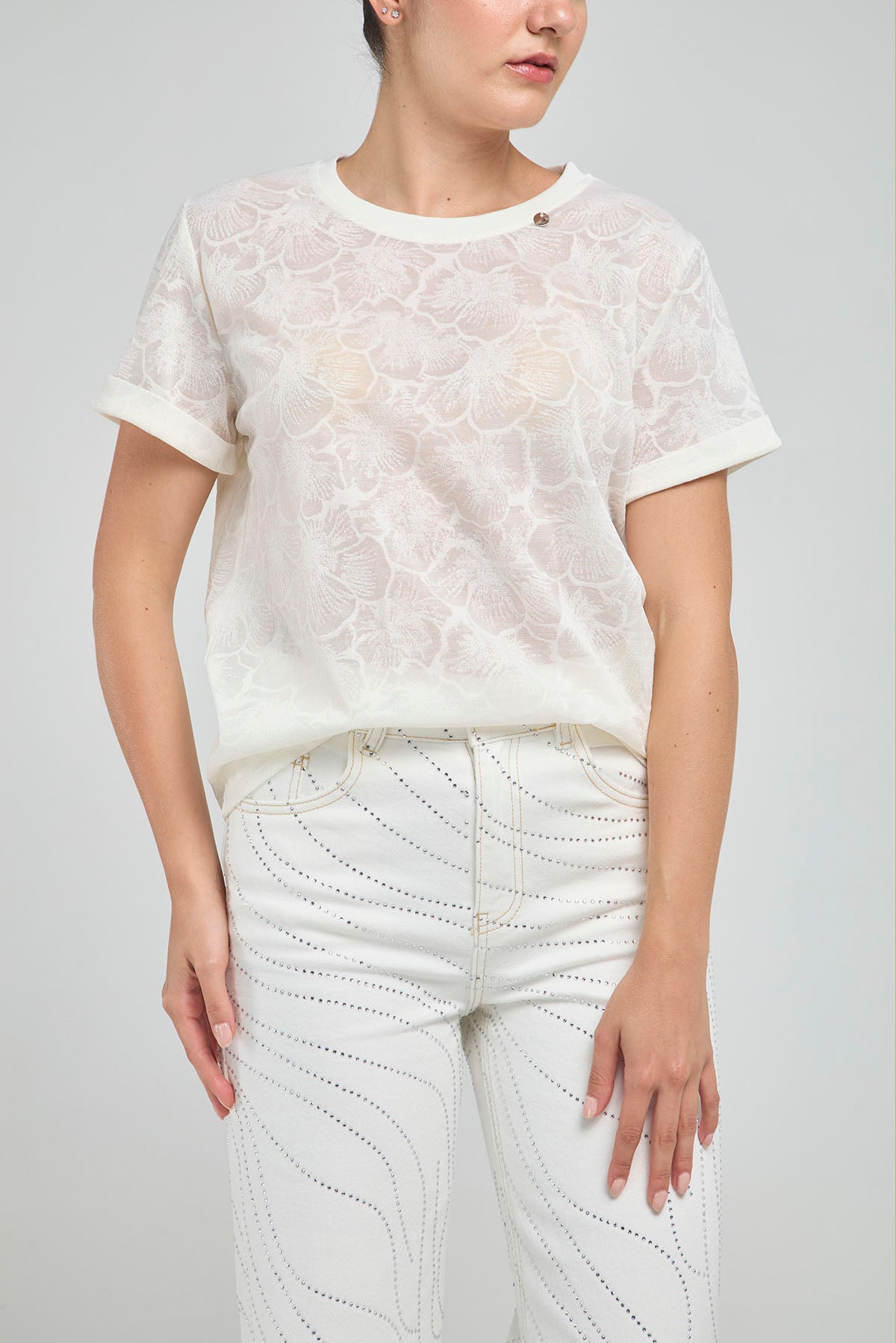 CAMISETA BASICA TEJIDA HILO FLORES CUELLO REDONDO  MANGA CORTA