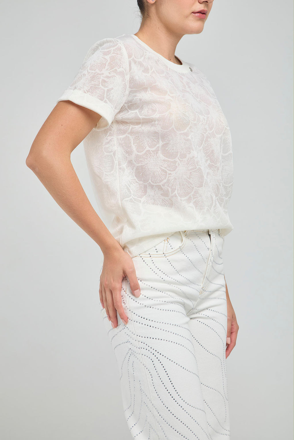 CAMISETA BASICA TEJIDA HILO FLORES CUELLO REDONDO  MANGA CORTA