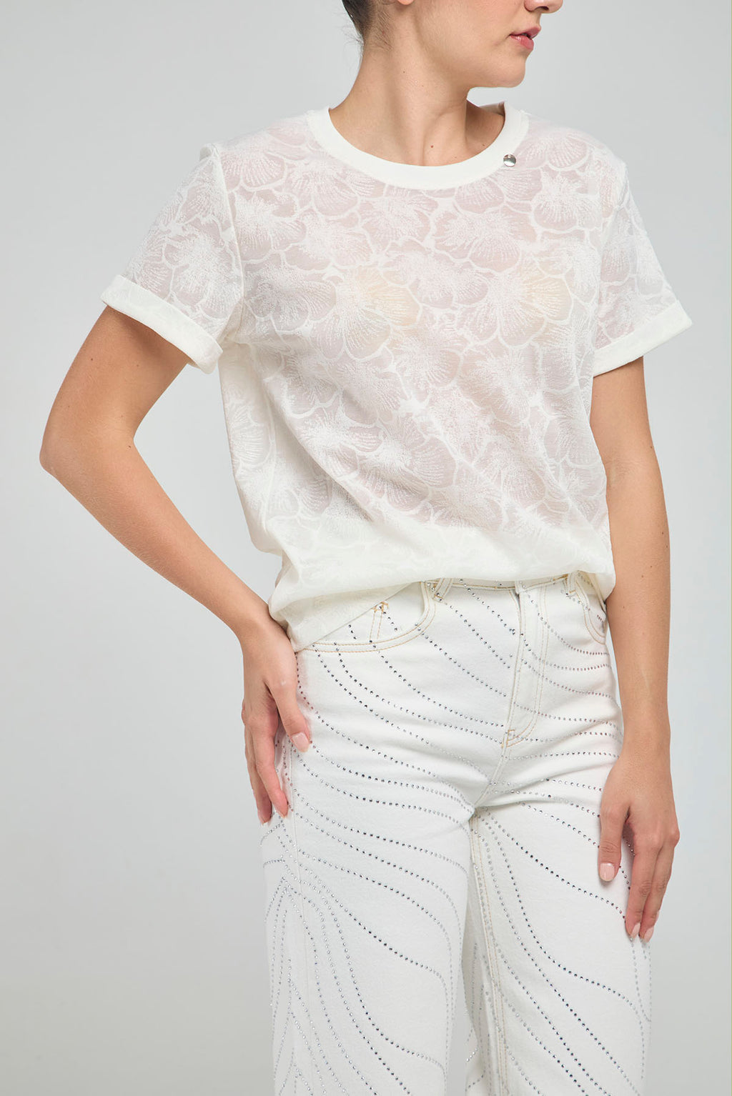 CAMISETA BASICA TEJIDA HILO FLORES CUELLO REDONDO  MANGA CORTA