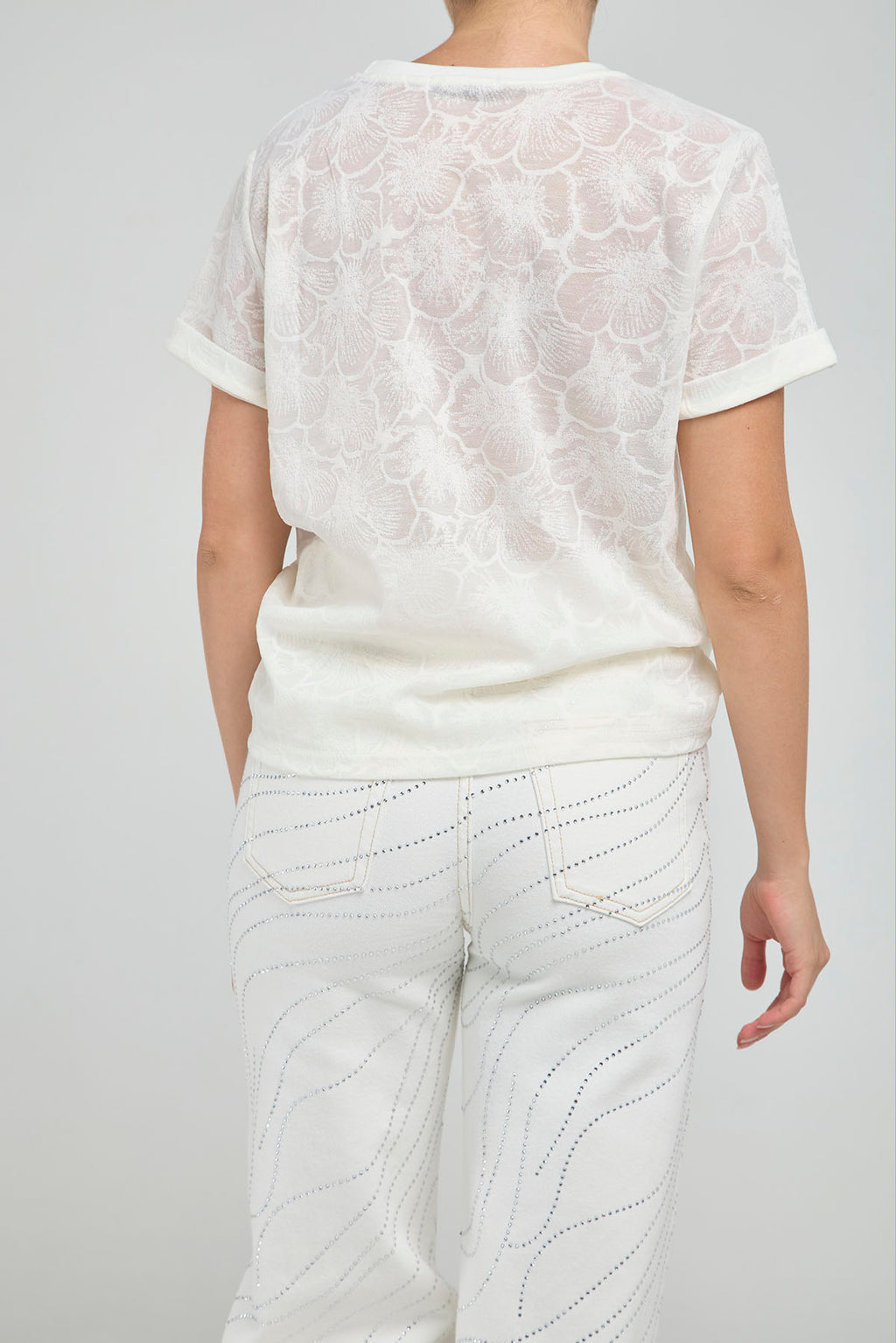 CAMISETA BASICA TEJIDA HILO FLORES CUELLO REDONDO  MANGA CORTA