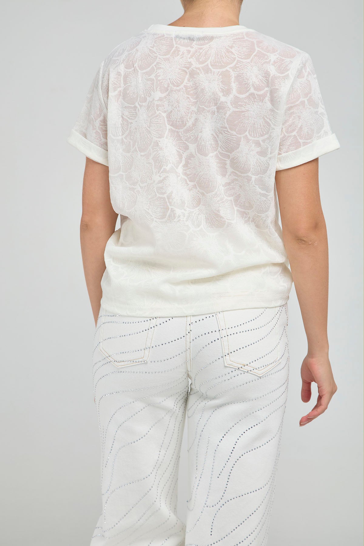 CAMISETA BASICA TEJIDA HILO FLORES CUELLO REDONDO  MANGA CORTA
