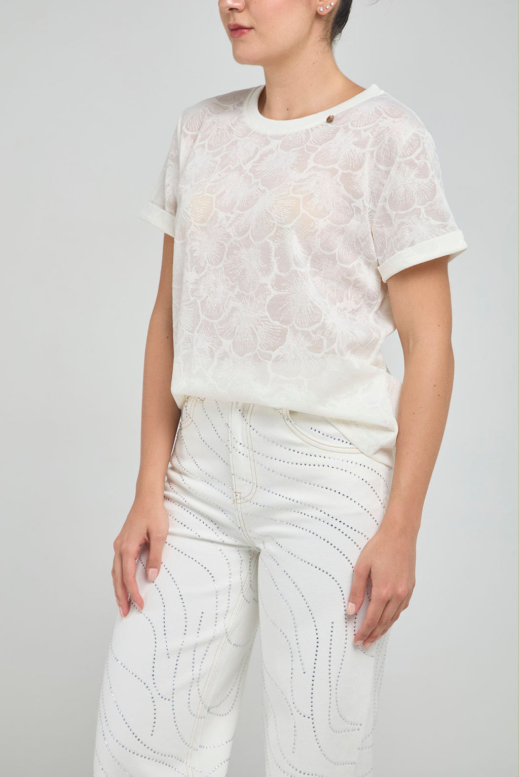 CAMISETA BASICA TEJIDA HILO FLORES CUELLO REDONDO  MANGA CORTA