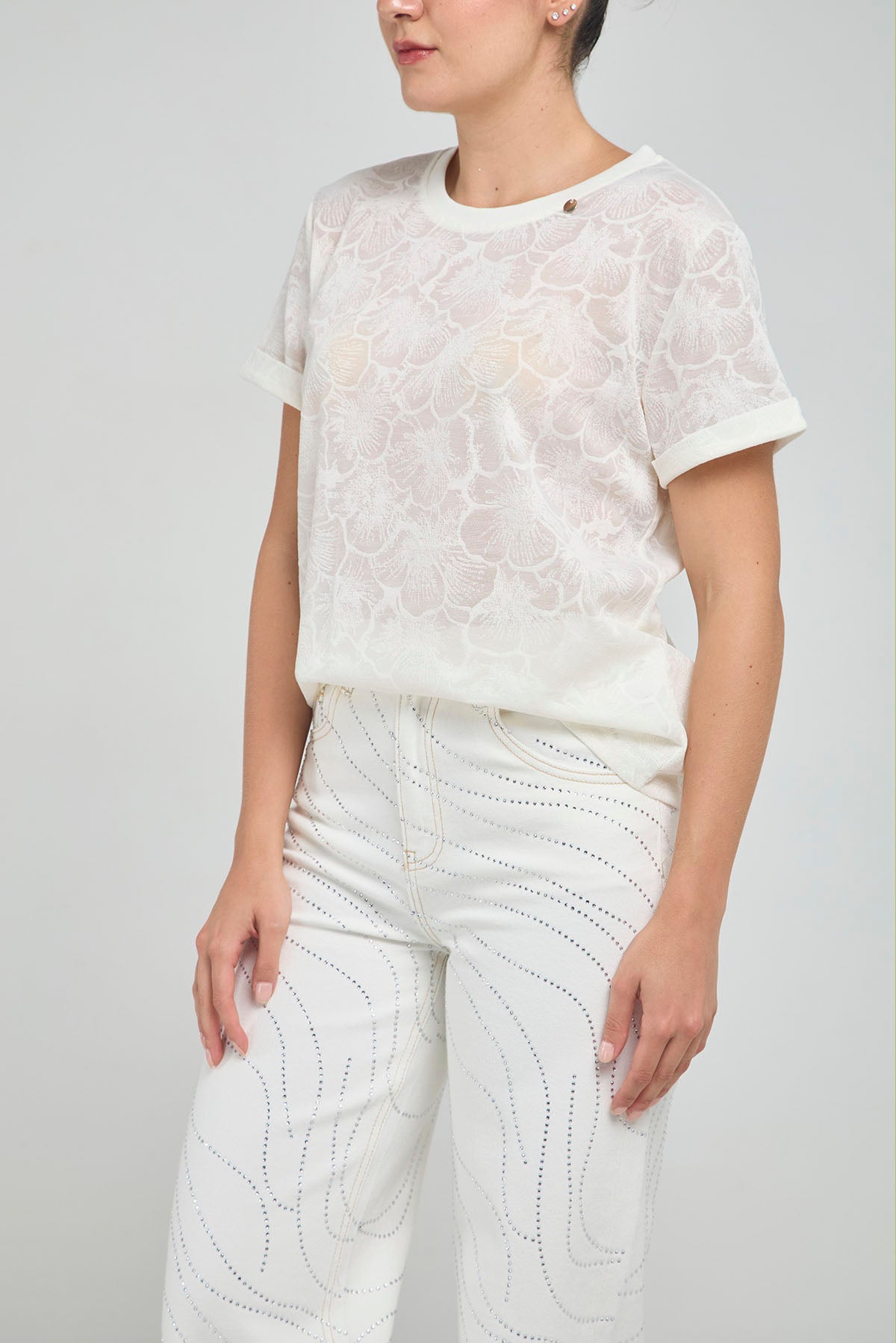 CAMISETA BASICA TEJIDA HILO FLORES CUELLO REDONDO  MANGA CORTA