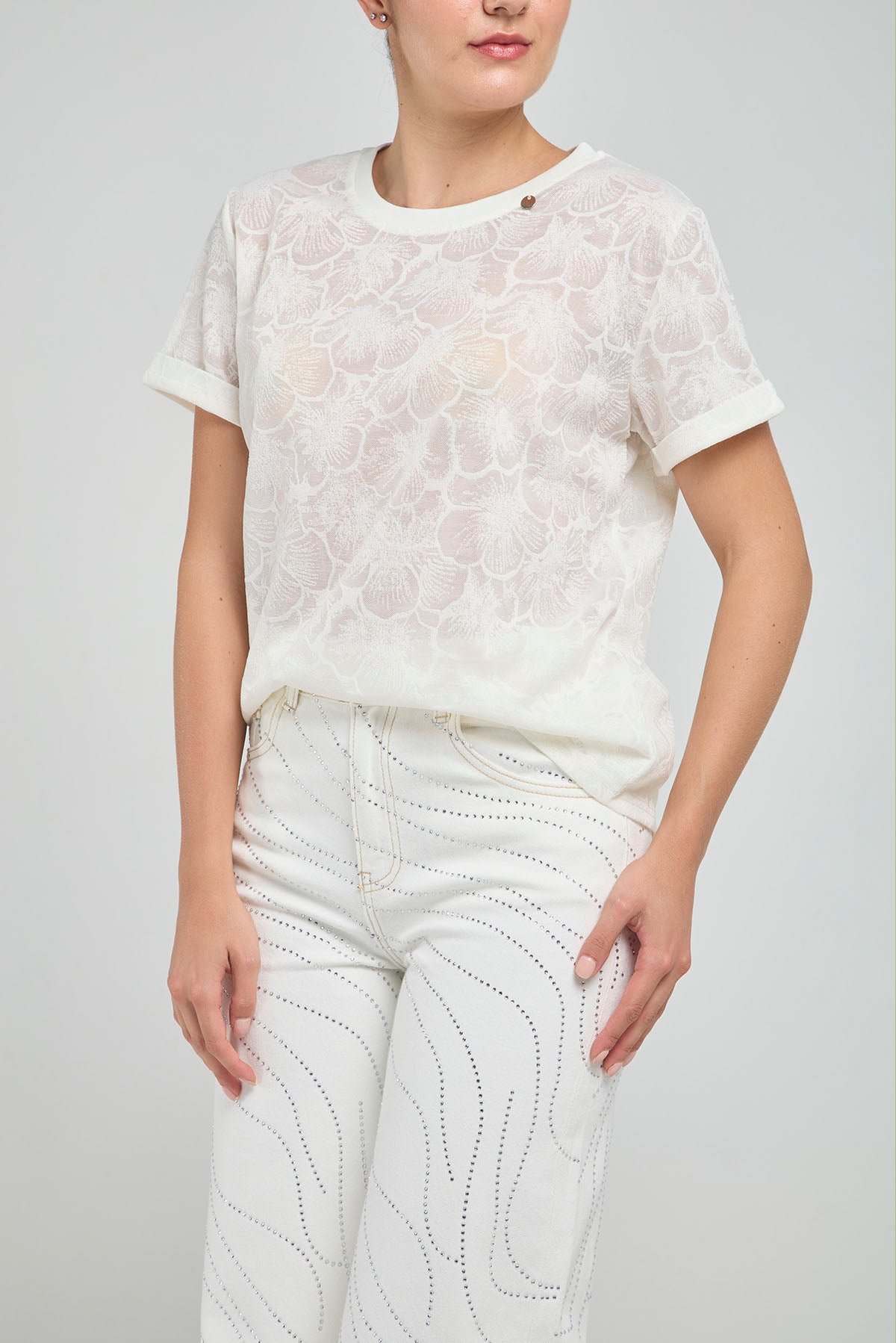 CAMISETA BASICA TEJIDA HILO FLORES CUELLO REDONDO  MANGA CORTA