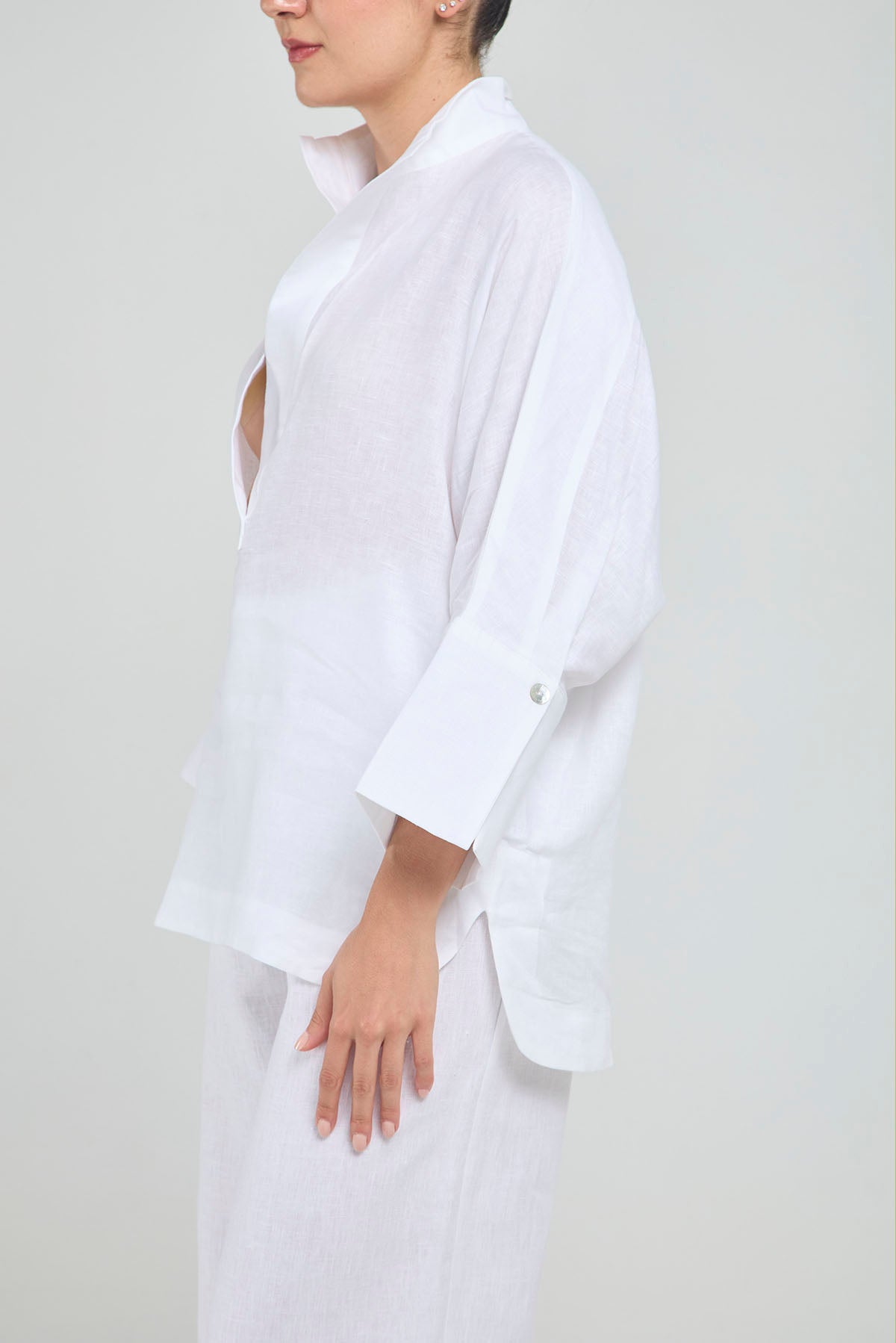 BLUSA LINO PERILLA INTERRUMPIDA  CORTE ATRAS CURVA R