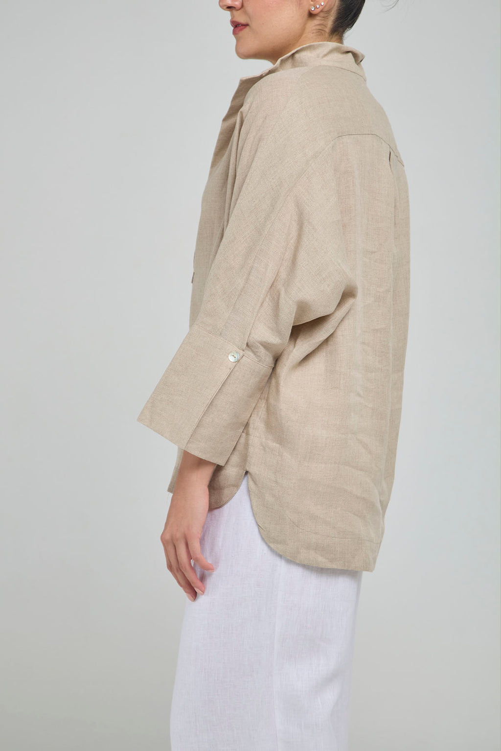 BLUSA LINO PERILLA INTERRUMPIDA  CORTE ATRAS CURVA R