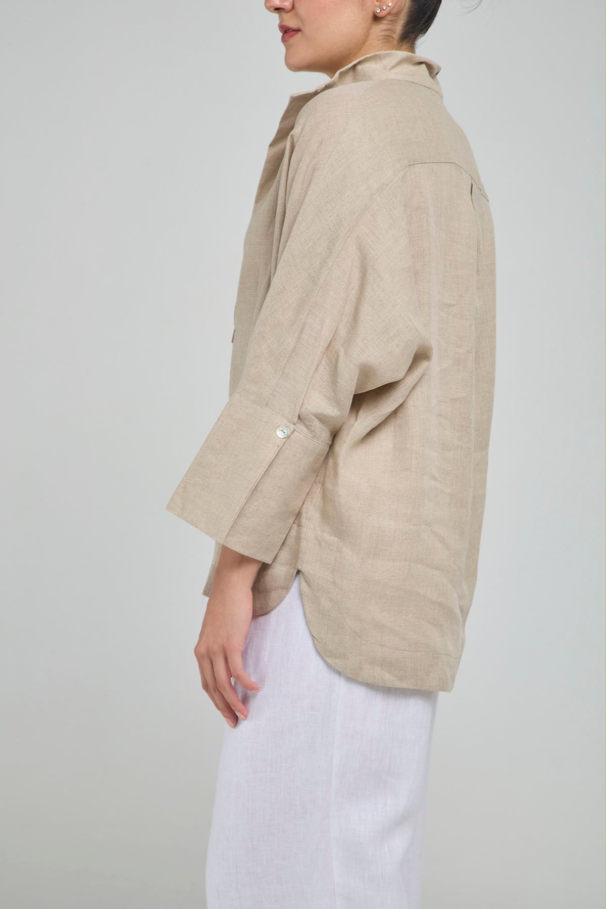 BLUSA LINO PERILLA INTERRUMPIDA  CORTE ATRAS CURVA R