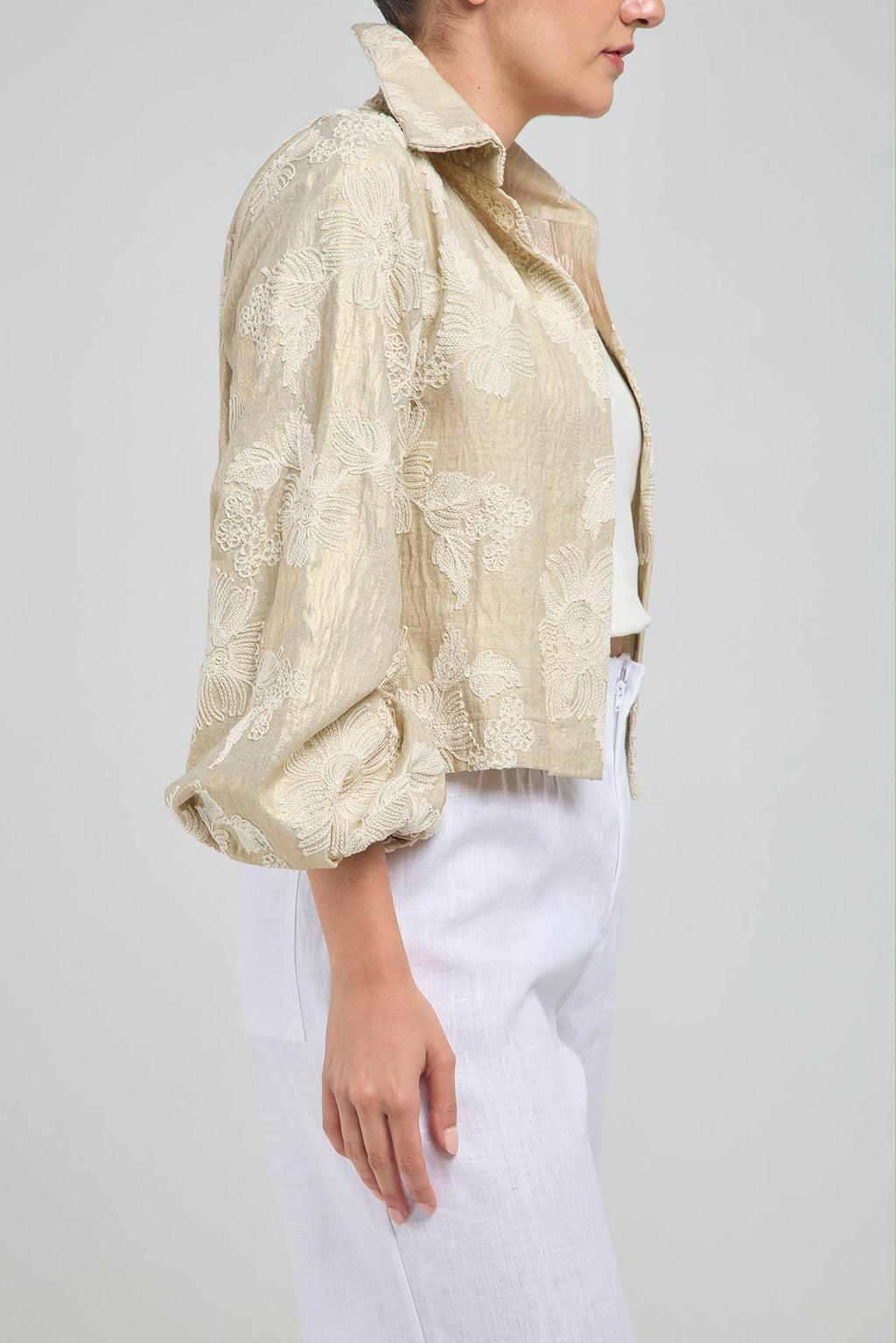 CHAQUETA EN LINO DORADO BORDADA