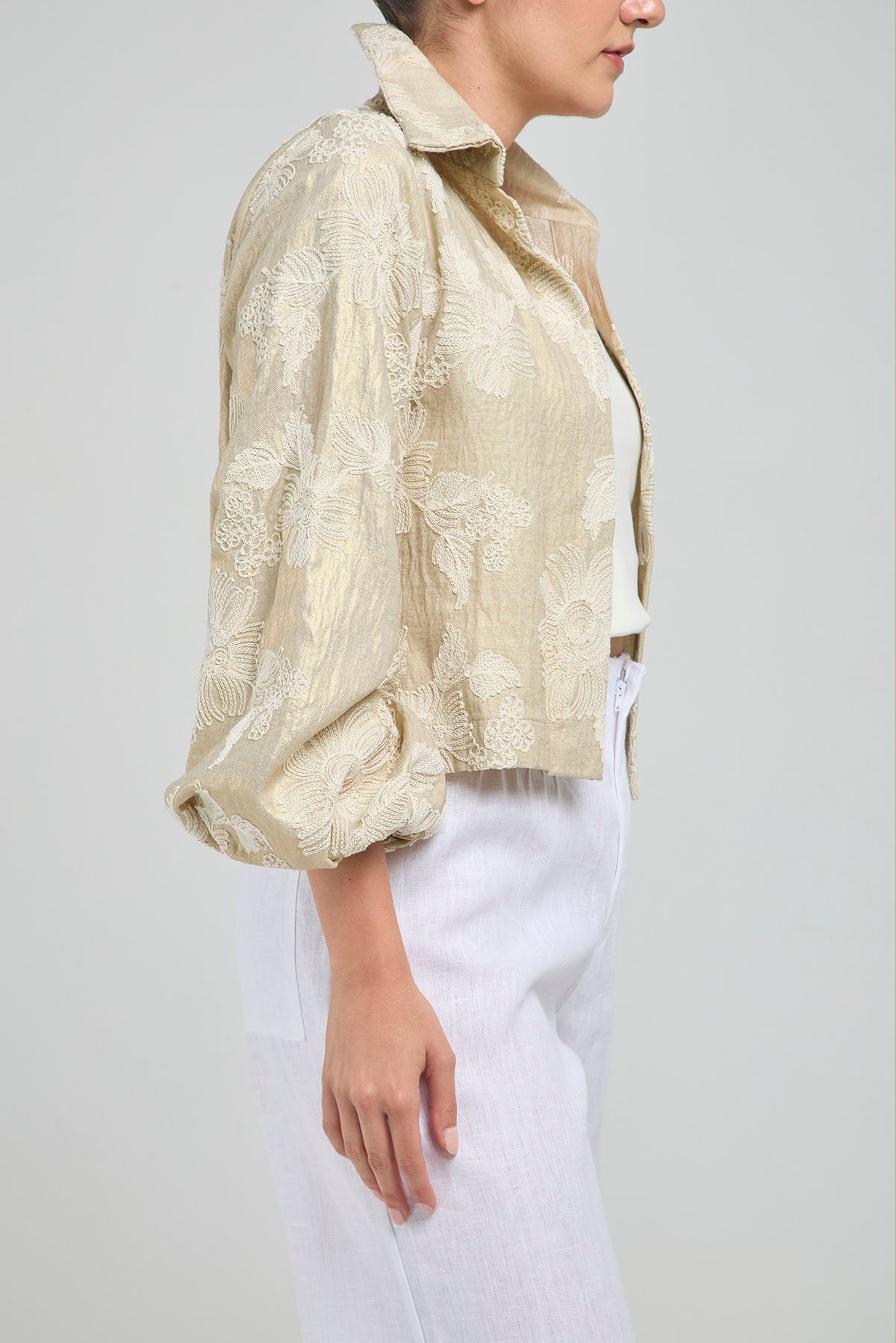 CHAQUETA EN LINO DORADO BORDADA