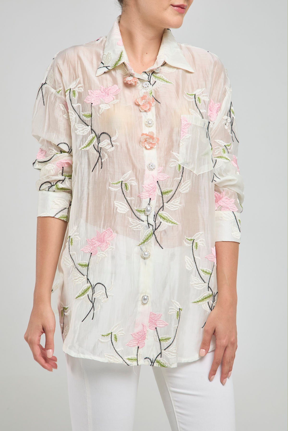 CAMISA VELO BORDADO PRENDEDOR FLOR PASTA
