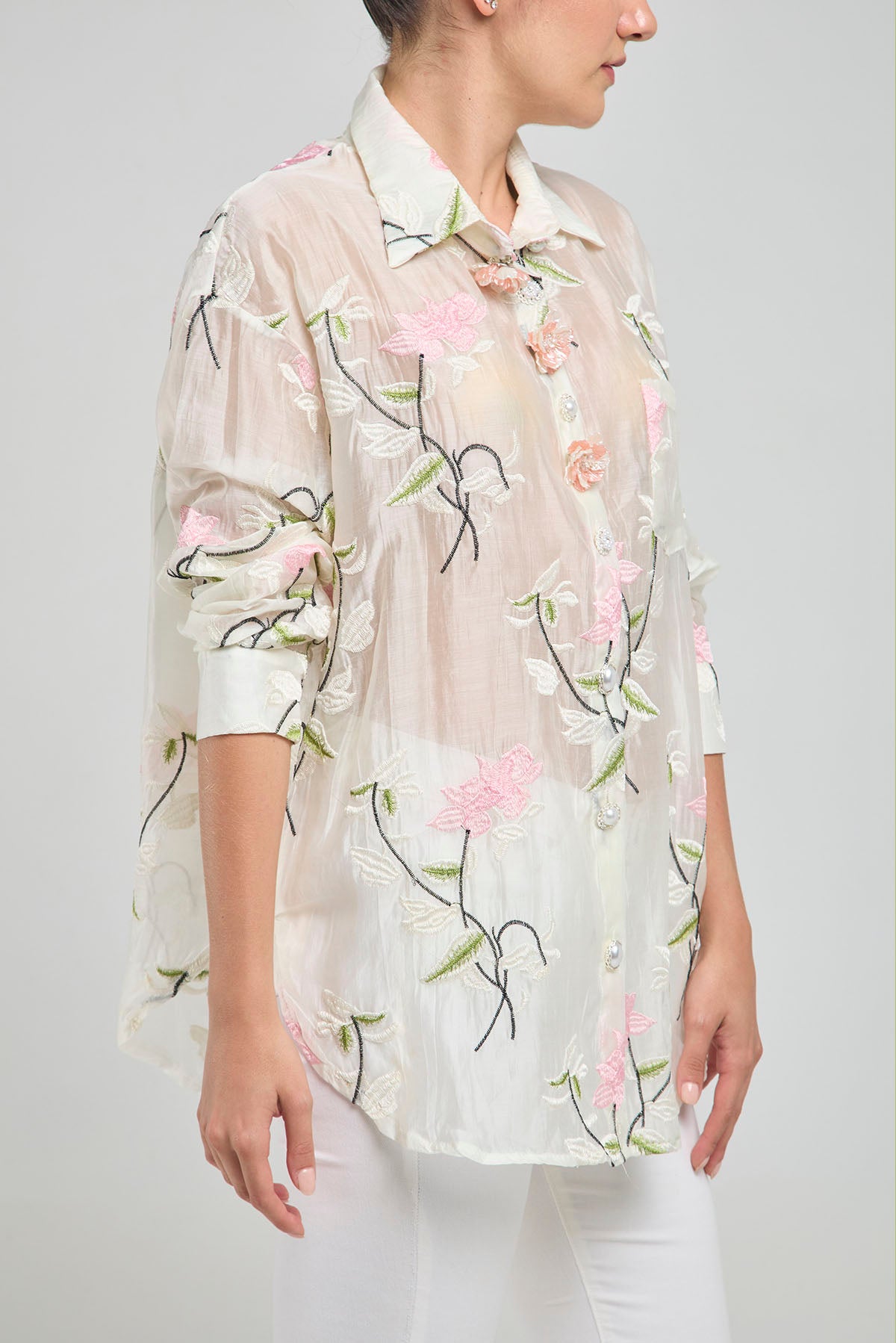 CAMISA VELO BORDADO PRENDEDOR FLOR PASTA