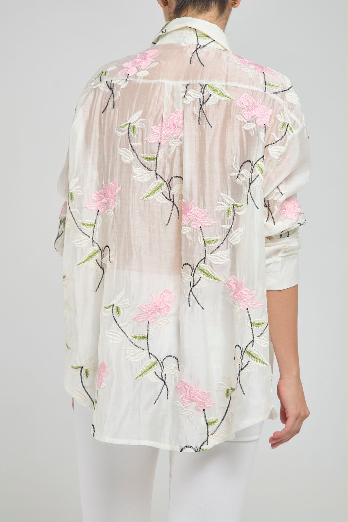 CAMISA VELO BORDADO PRENDEDOR FLOR PASTA