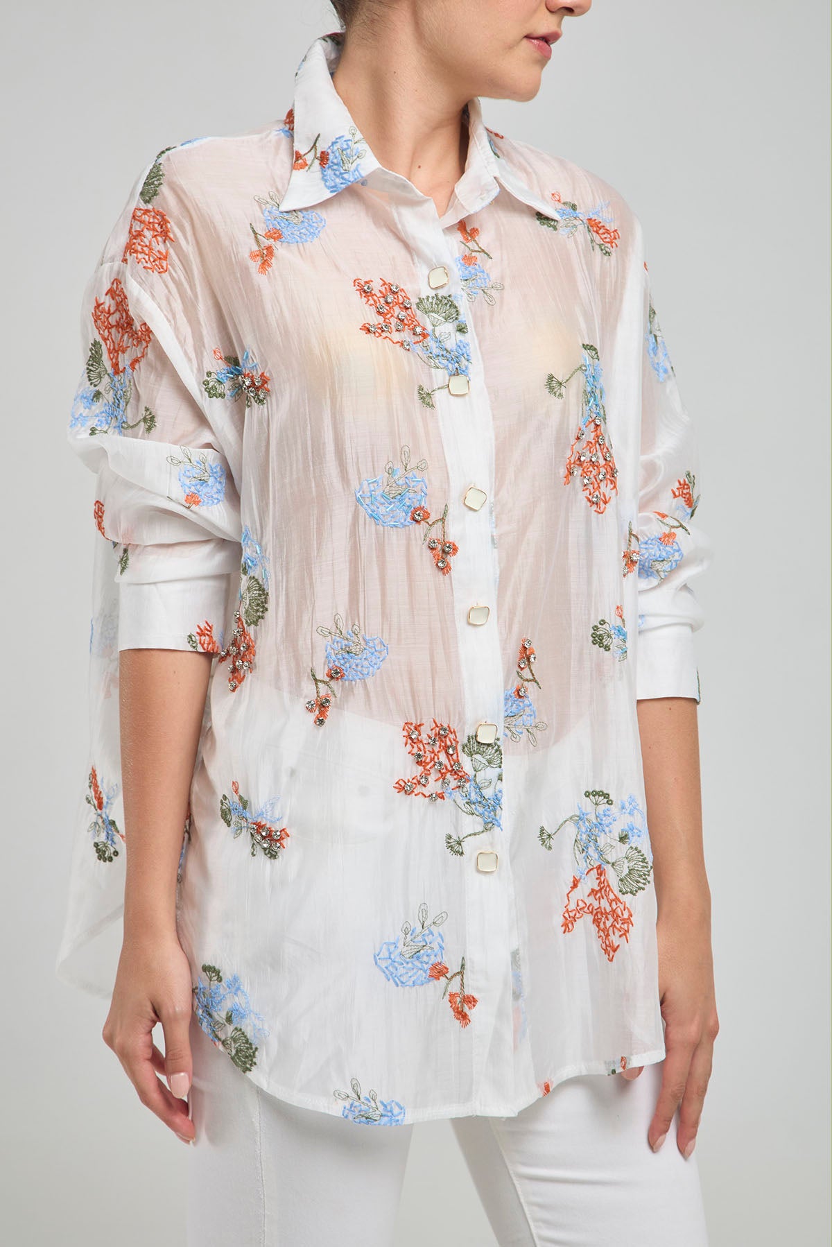 CAMISA VELO FLORES BORDADAS CANUTILLOS  BOTON METALICO