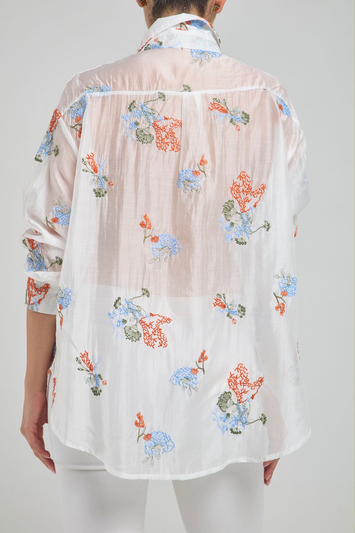 CAMISA VELO FLORES BORDADAS CANUTILLOS  BOTON METALICO
