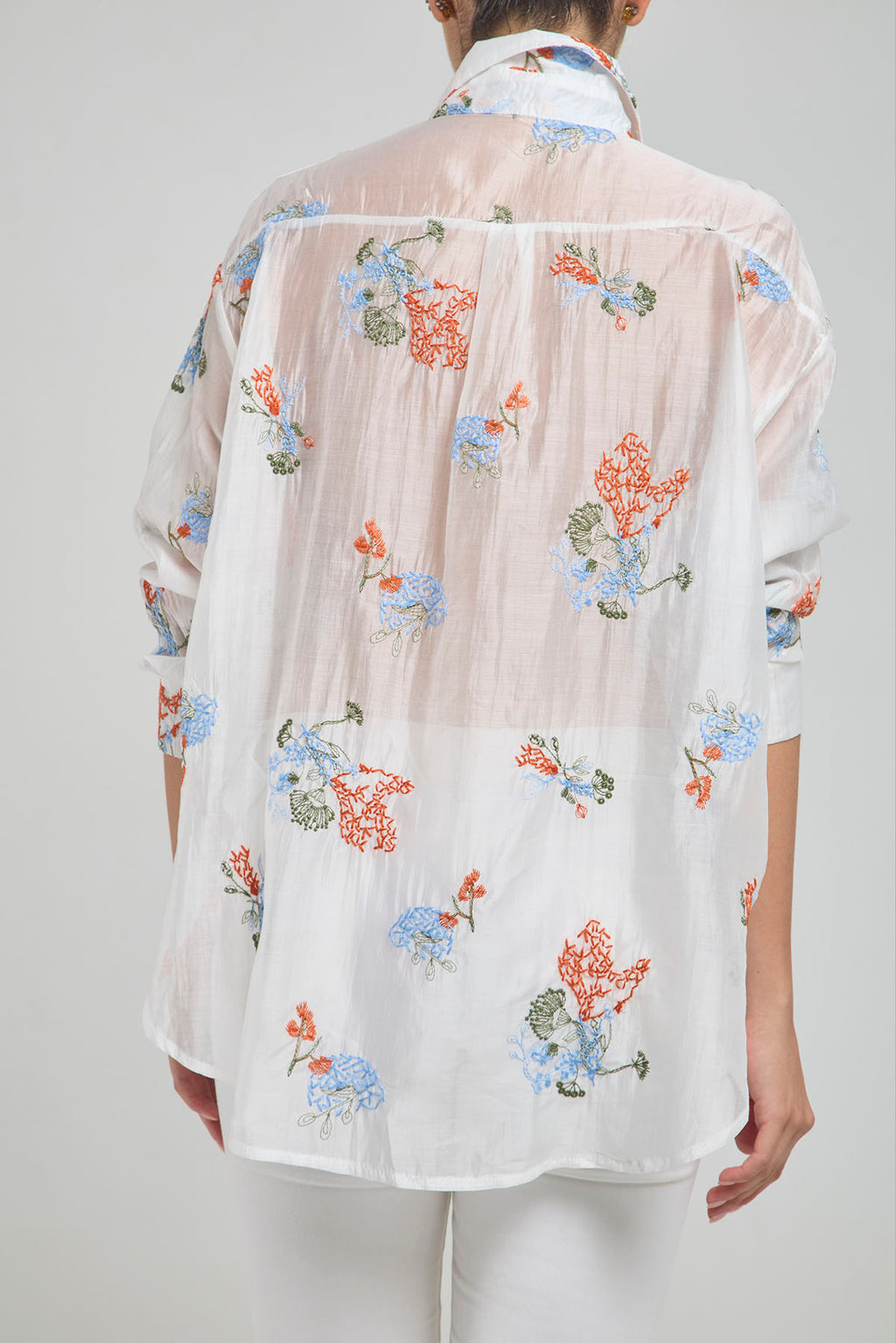 CAMISA VELO FLORES BORDADAS CANUTILLOS  BOTON METALICO