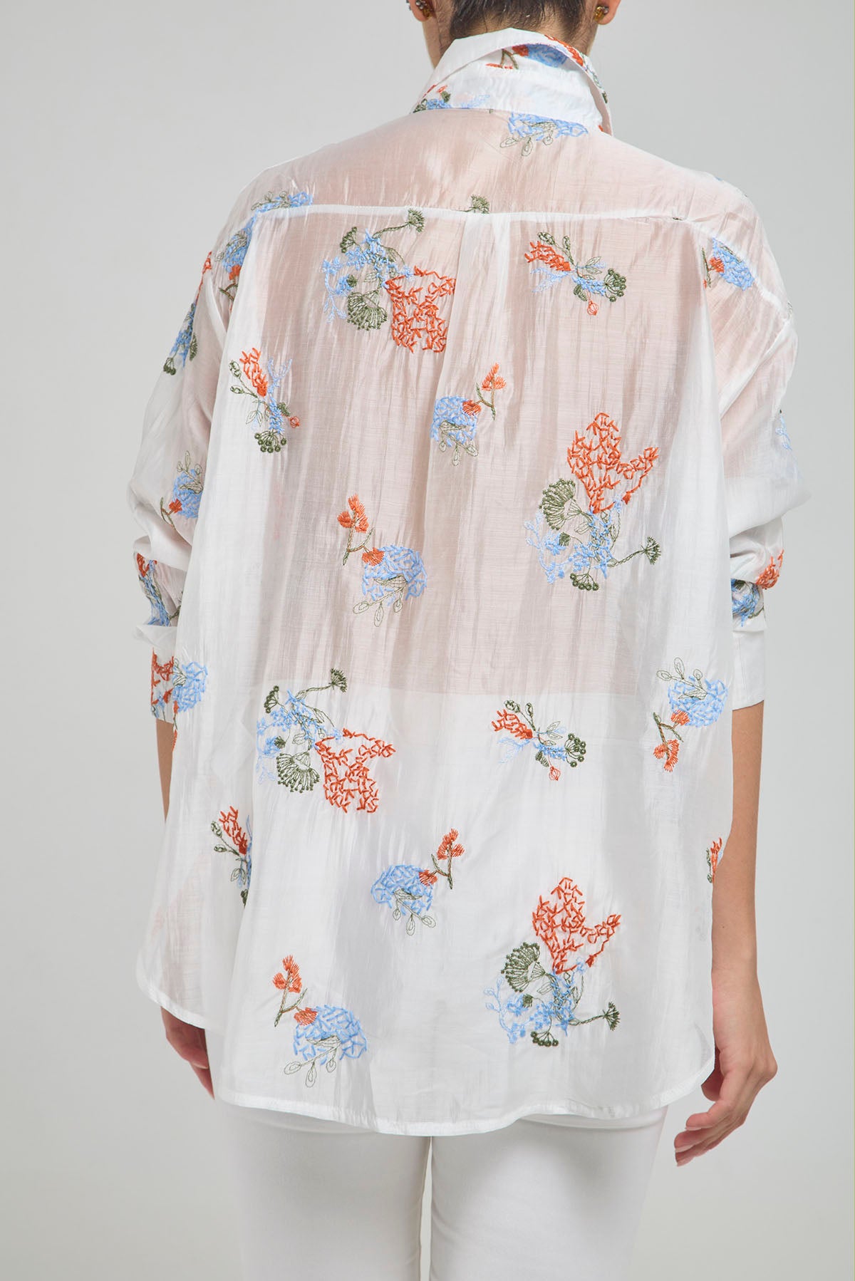 CAMISA VELO FLORES BORDADAS CANUTILLOS  BOTON METALICO