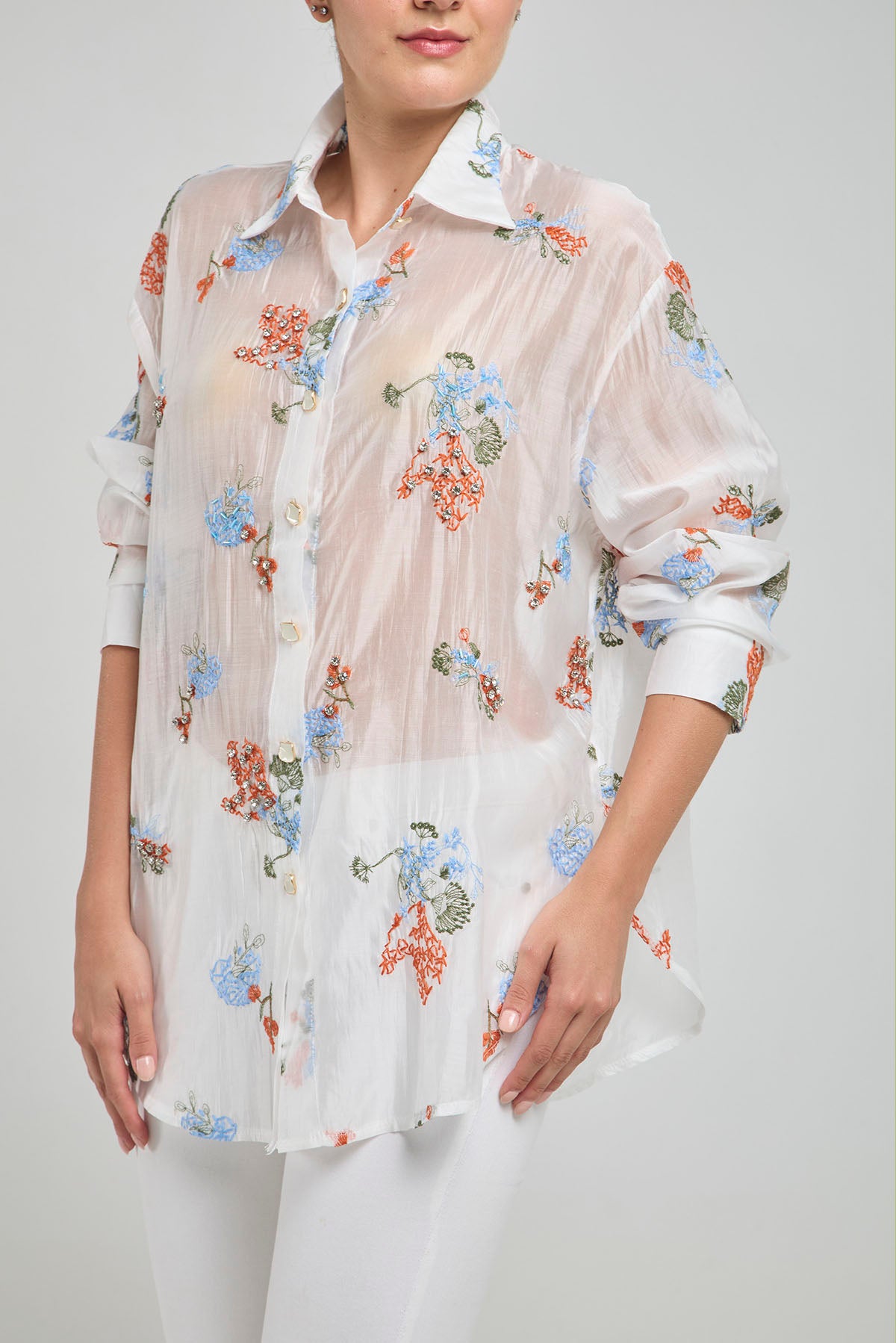 CAMISA VELO FLORES BORDADAS CANUTILLOS  BOTON METALICO