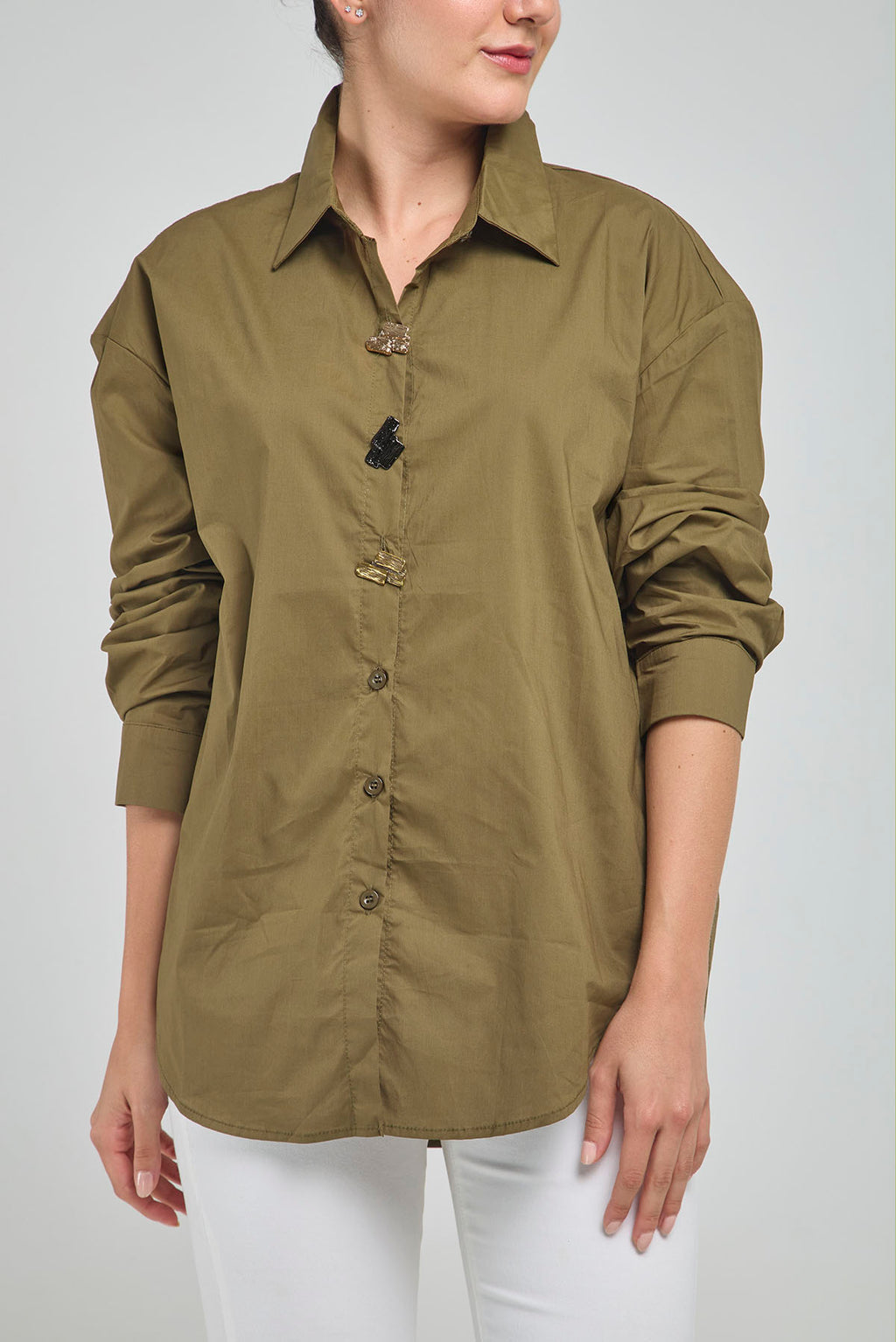 CAMISA BASICA CUELLO CAMISERO CON 3 BOTONES DE FIGURAS EN METAL