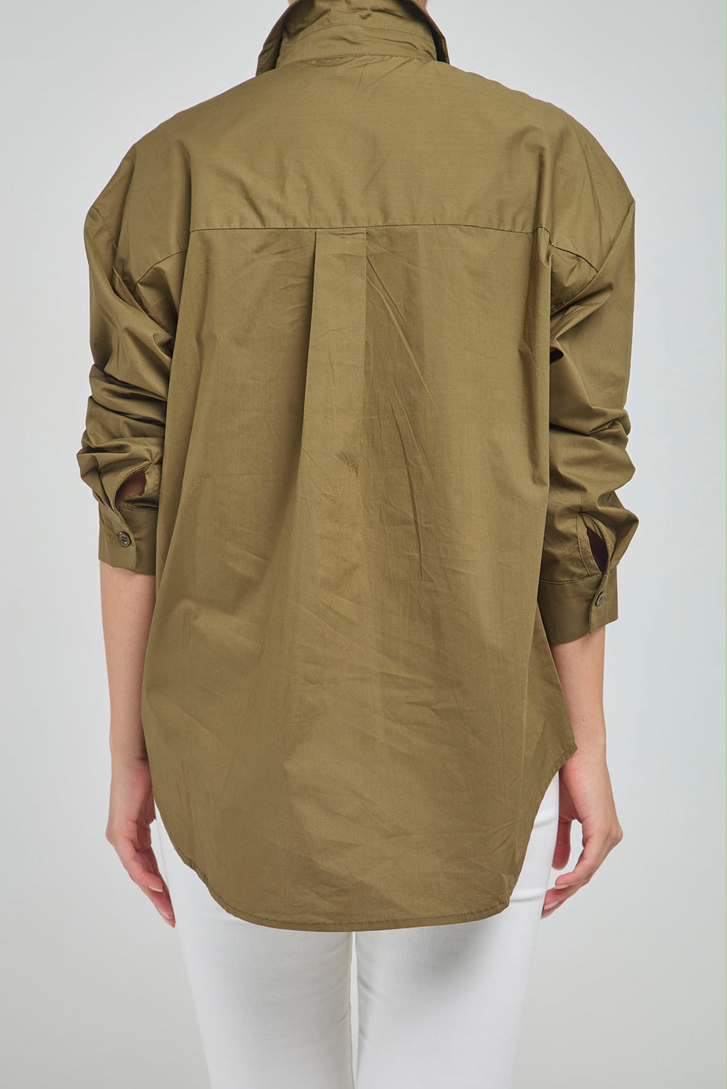 CAMISA BASICA CUELLO CAMISERO CON 3 BOTONES DE FIGURAS EN METAL