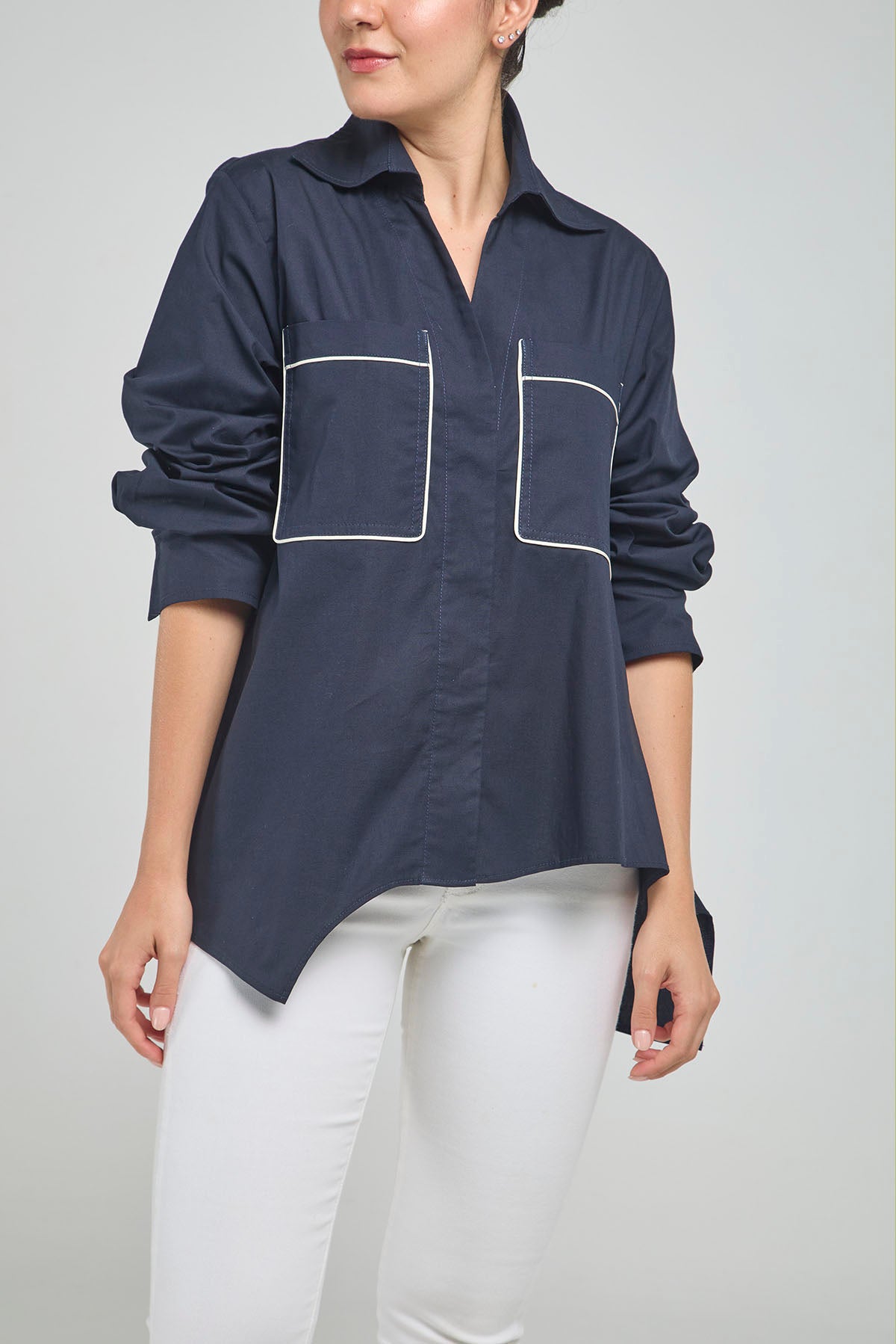 BLUSA BOLSILLO SESGO CUELLO CAMISERO MANGA LARGA DOBLE PERILLA