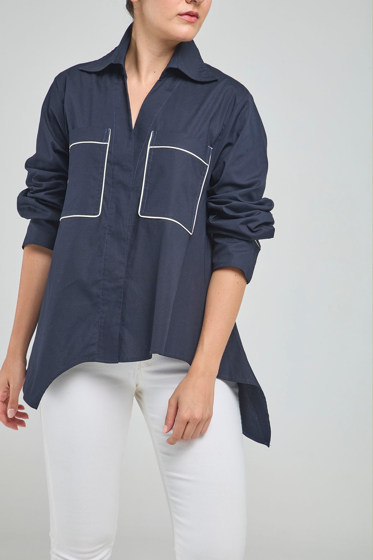 BLUSA BOLSILLO SESGO CUELLO CAMISERO MANGA LARGA DOBLE PERILLA
