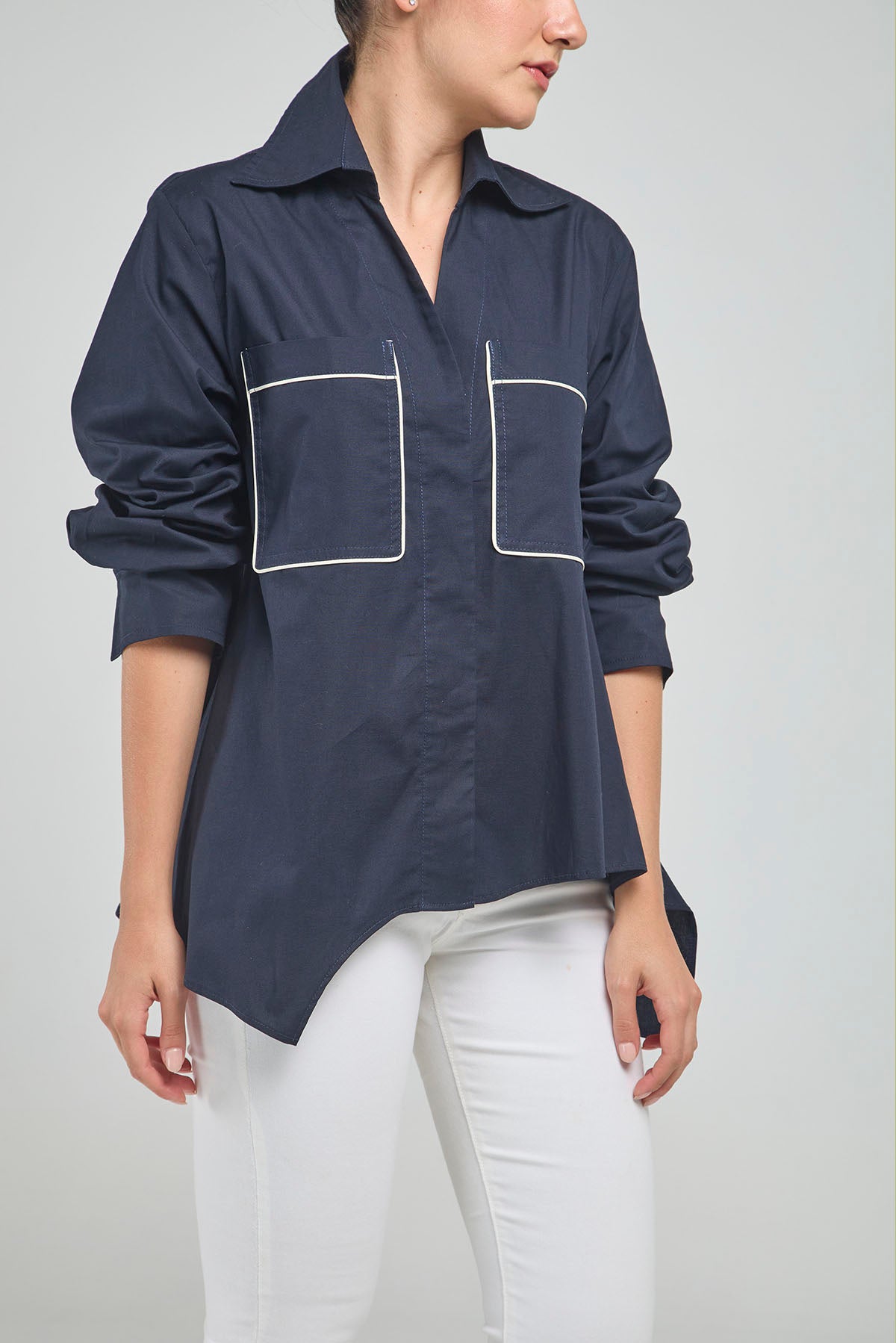 BLUSA BOLSILLO SESGO CUELLO CAMISERO MANGA LARGA DOBLE PERILLA