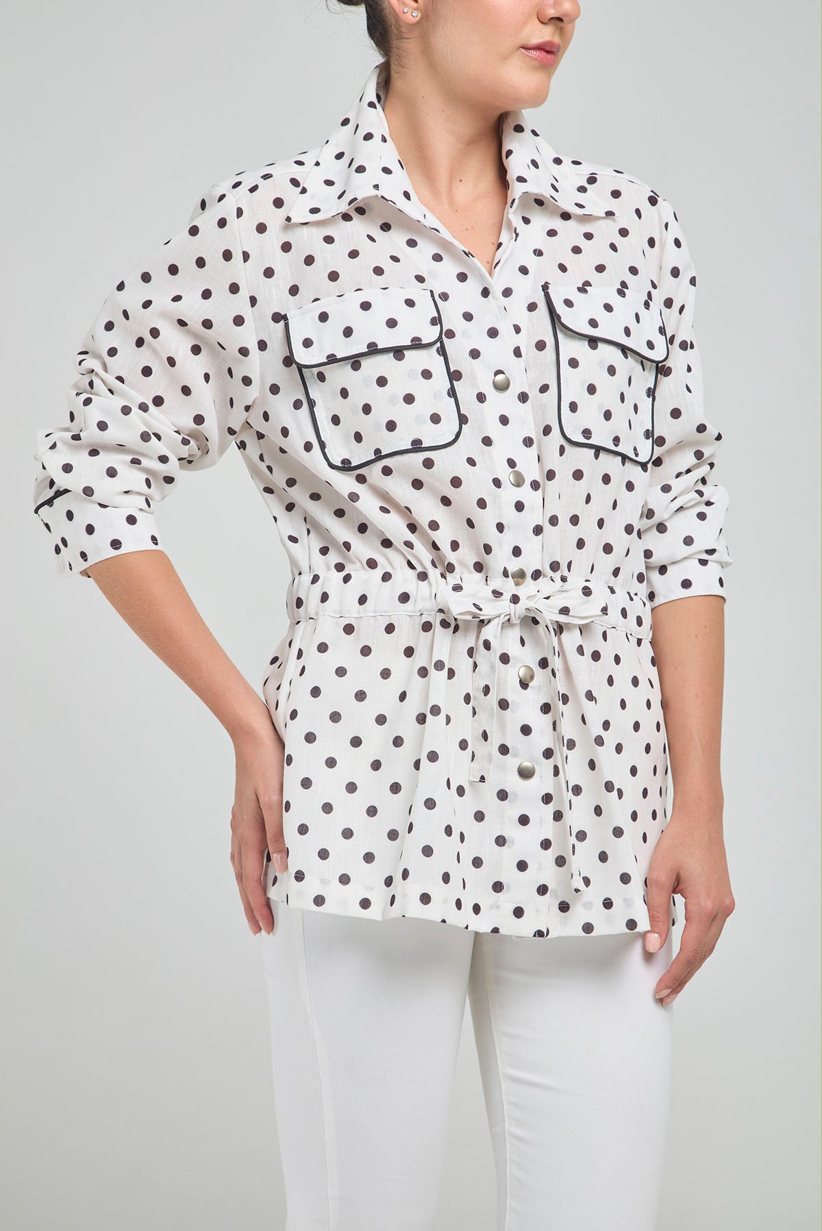 CHAQUETA TIPO SAFARI ESTAMPADA AJUSTABLE EN CINTURA