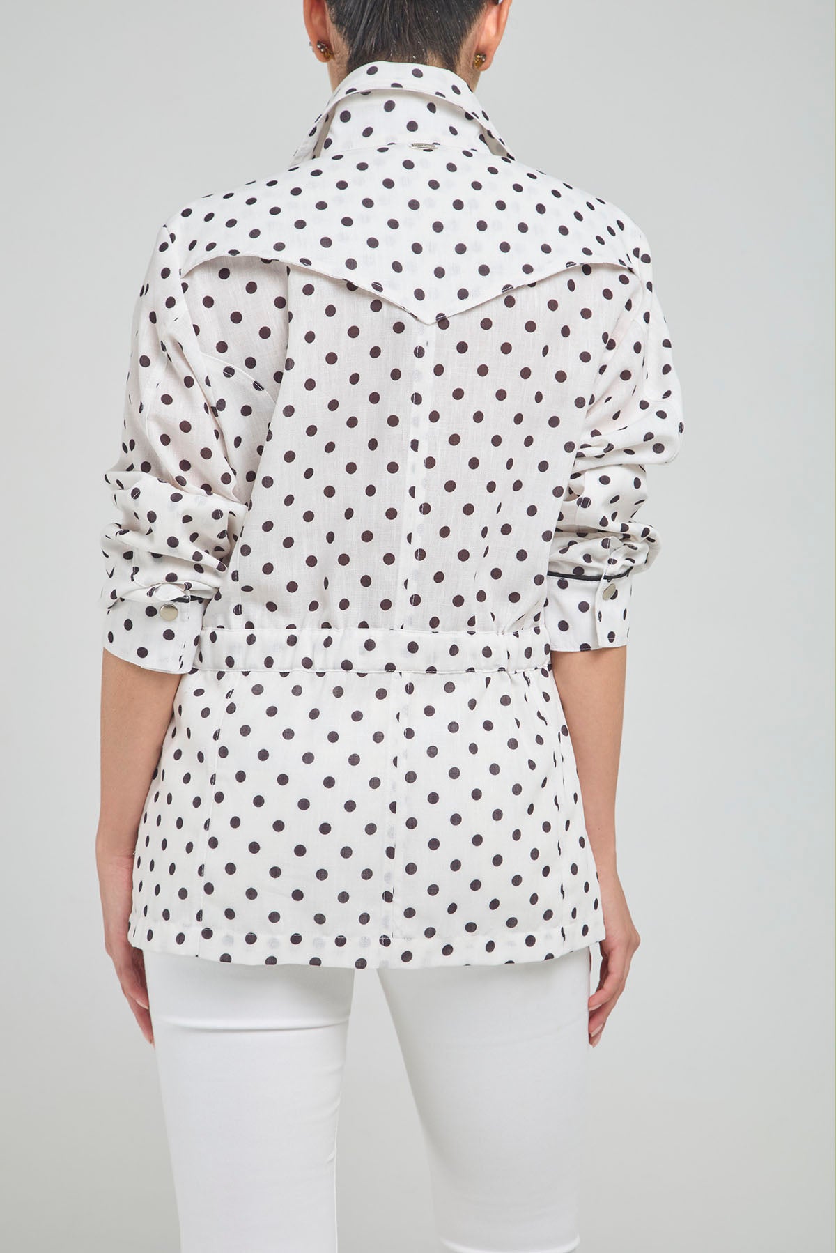 CHAQUETA TIPO SAFARI ESTAMPADA AJUSTABLE EN CINTURA